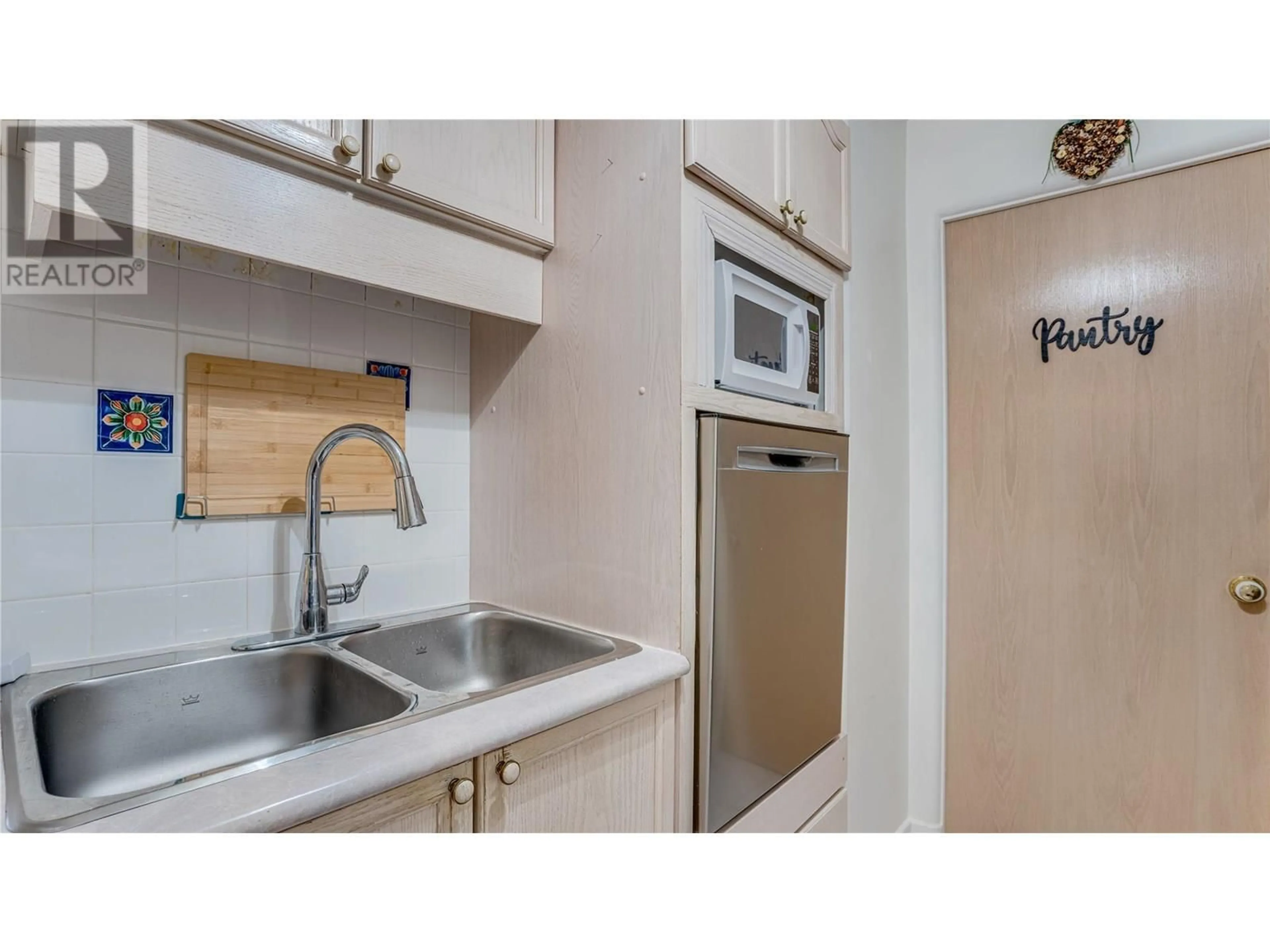 Standard kitchen, unknown for 110 - 3221 CENTENNIAL DRIVE, Vernon British Columbia V1T2T8