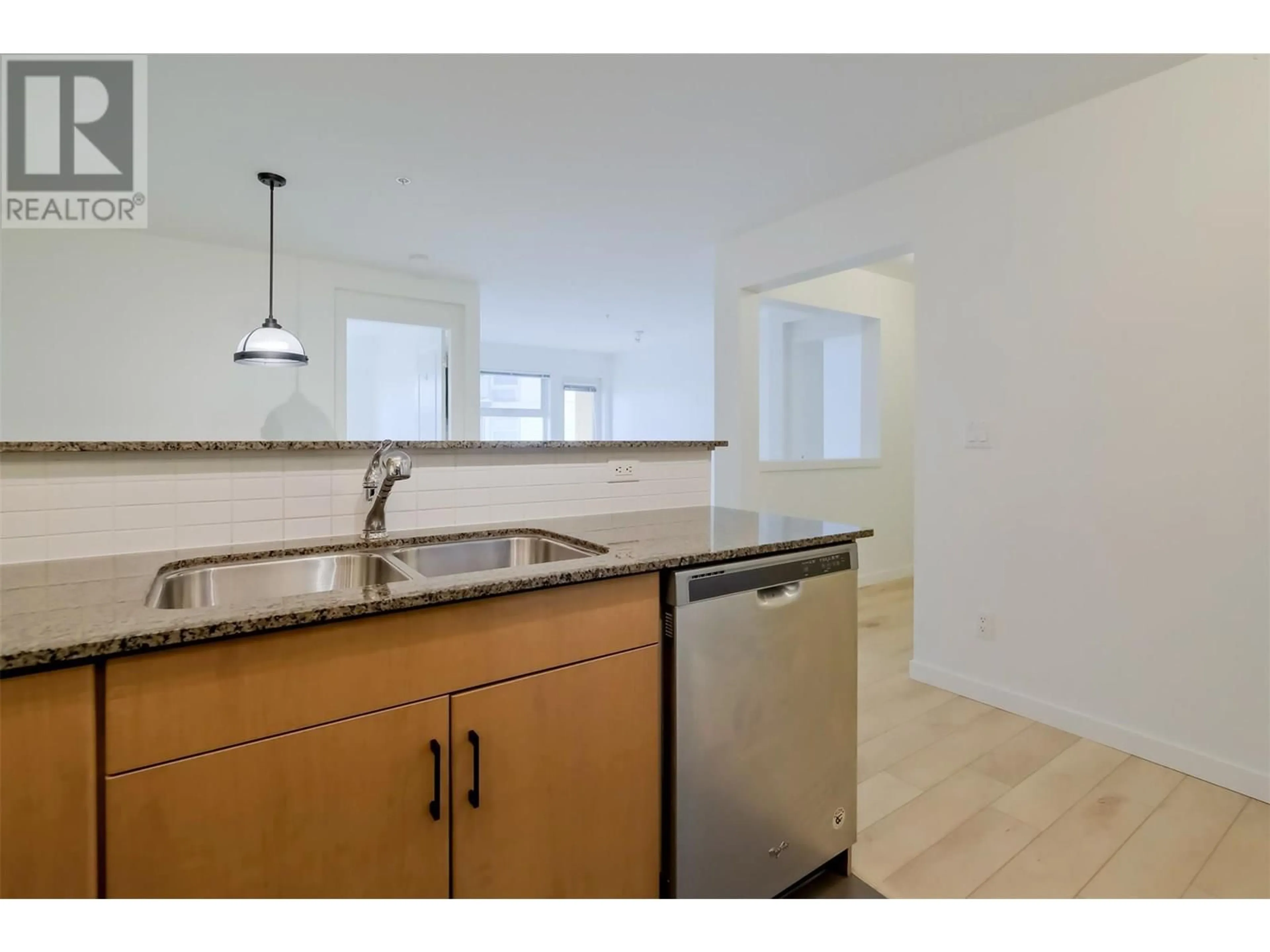 Standard kitchen, unknown for 202 - 571 YATES ROAD, Kelowna British Columbia V1V2V5