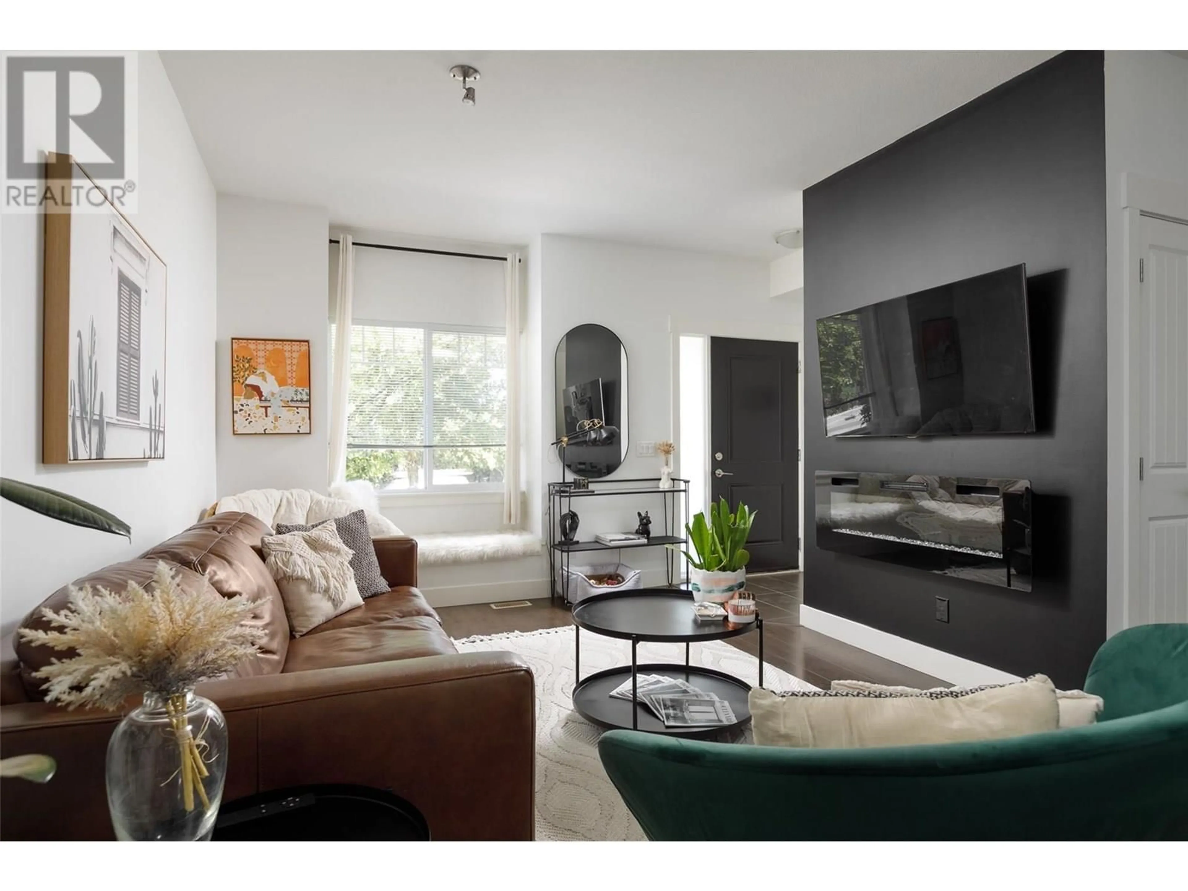 Living room with furniture, wood/laminate floor for 21 - 600 SHERWOOD ROAD, Kelowna British Columbia V1W1W7