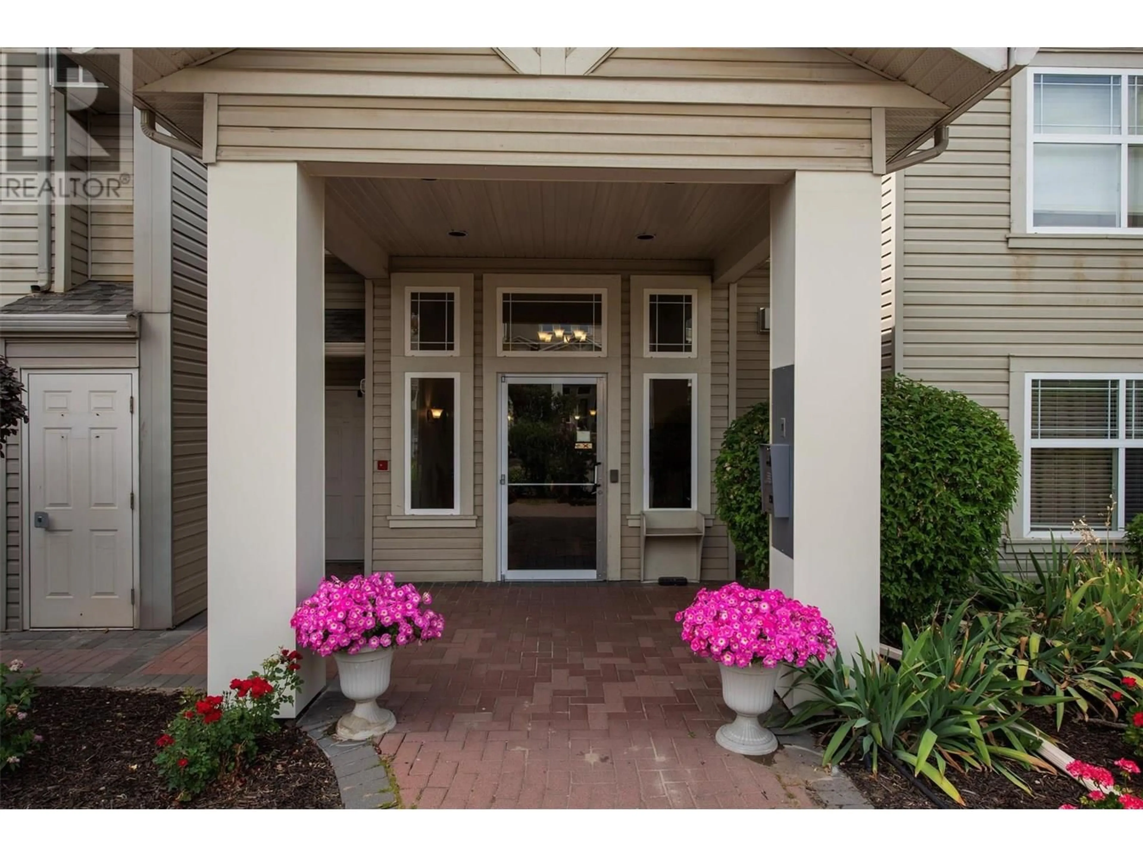 Indoor entryway for 203 - 555 HOUGHTON ROAD, Kelowna British Columbia V1X7P9