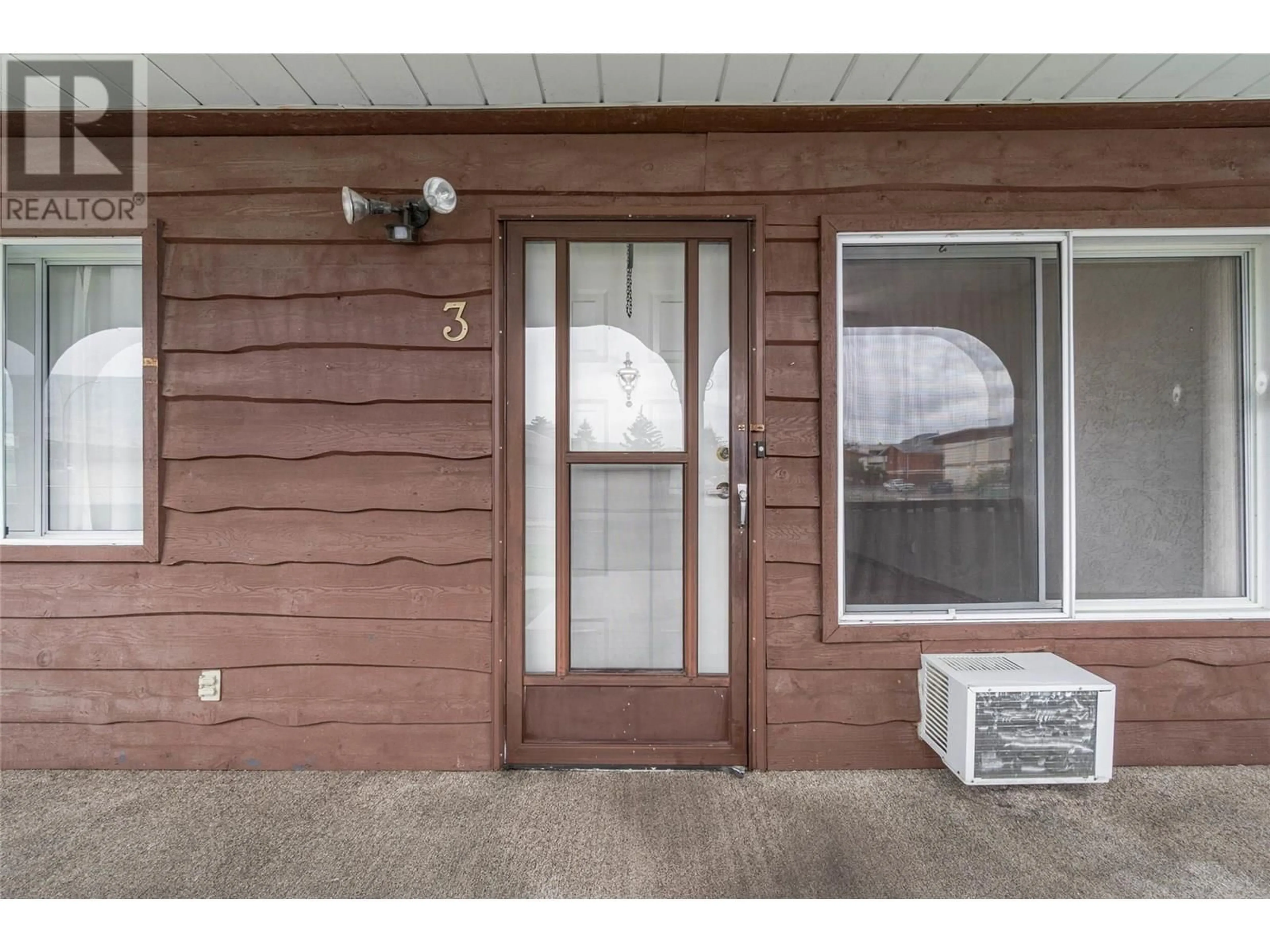 Indoor entryway for 3 - 5862 AIRPORT STREET, Oliver British Columbia V0H1T0