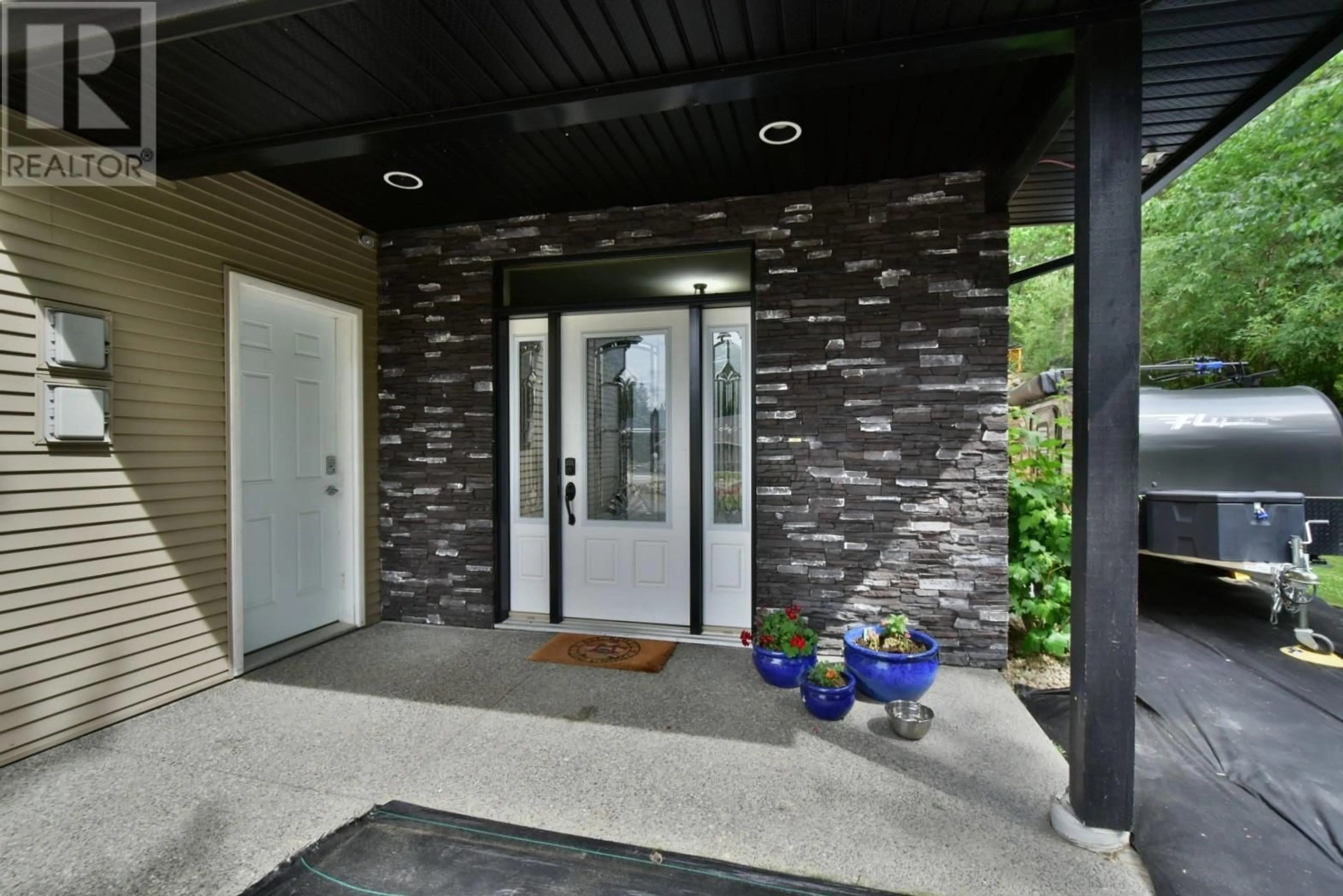 Indoor entryway for 56 - 2592 ALPEN PARADIES ROAD, Blind Bay British Columbia V0E1H1