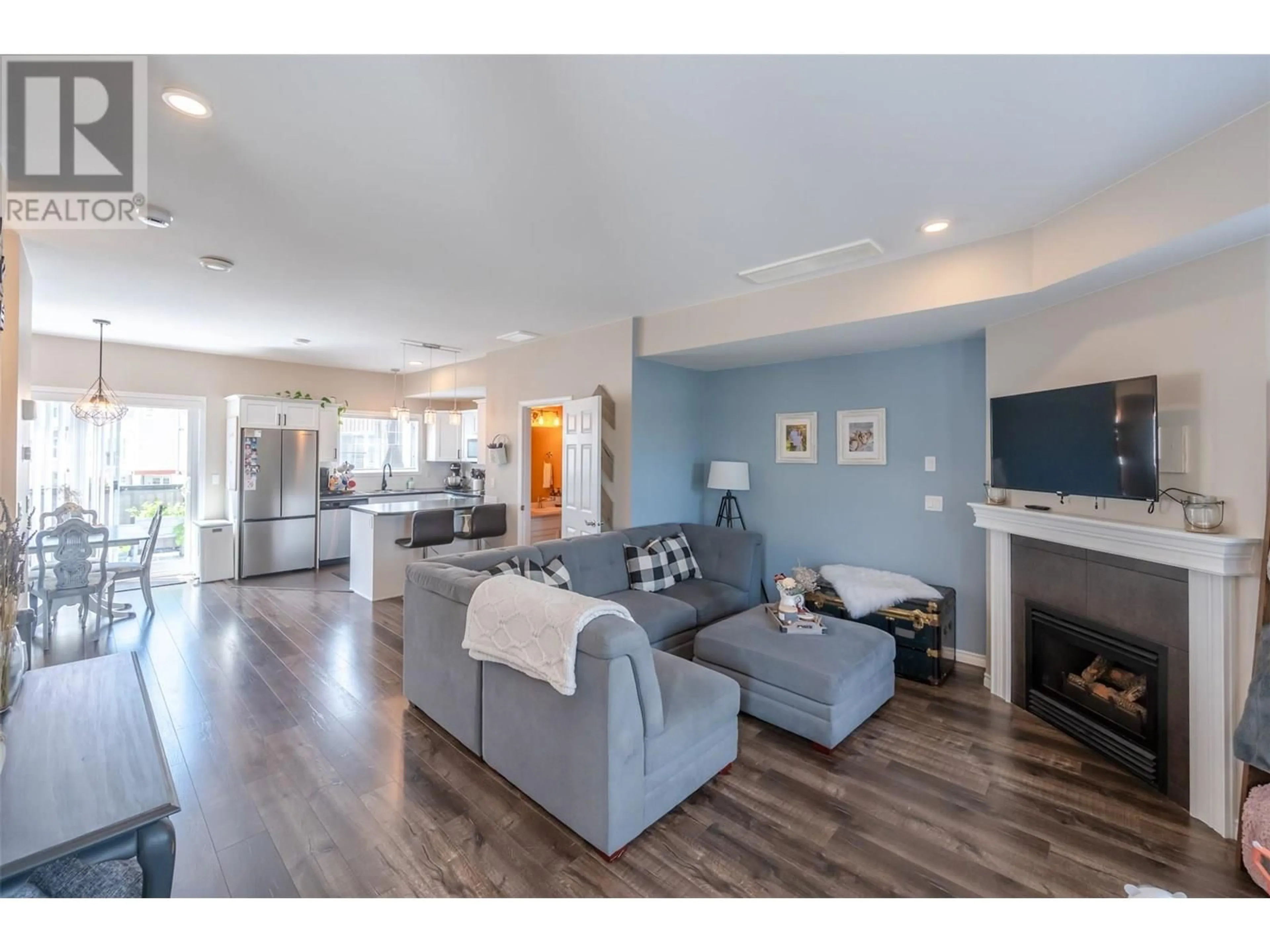 Living room with furniture, unknown for 112 - 3363 WILSON STREET, Penticton British Columbia V2A9G7