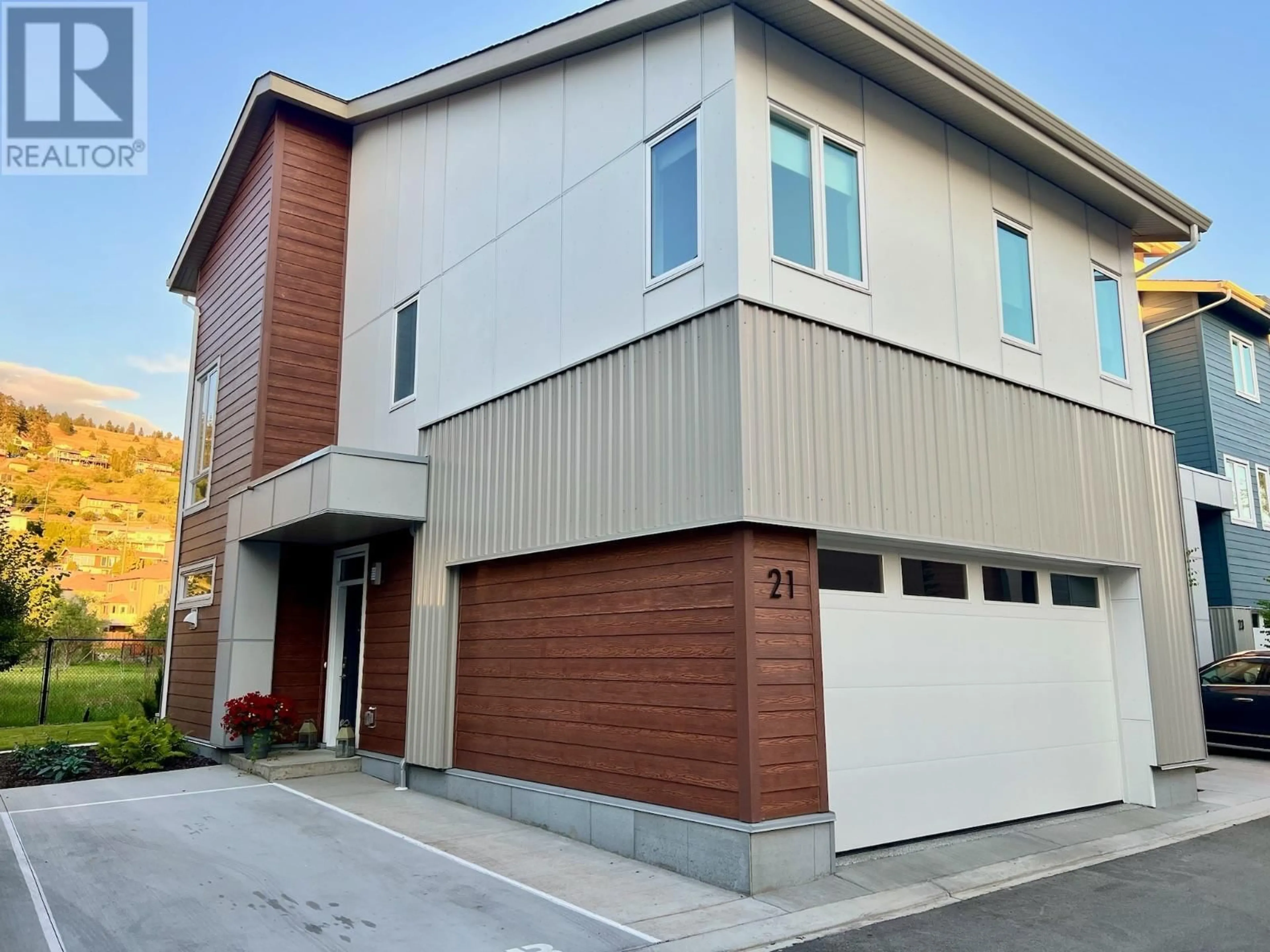 Home with vinyl exterior material, street for 21 - 3719 WOODSDALE OTHER, Lake Country British Columbia V4V1X2