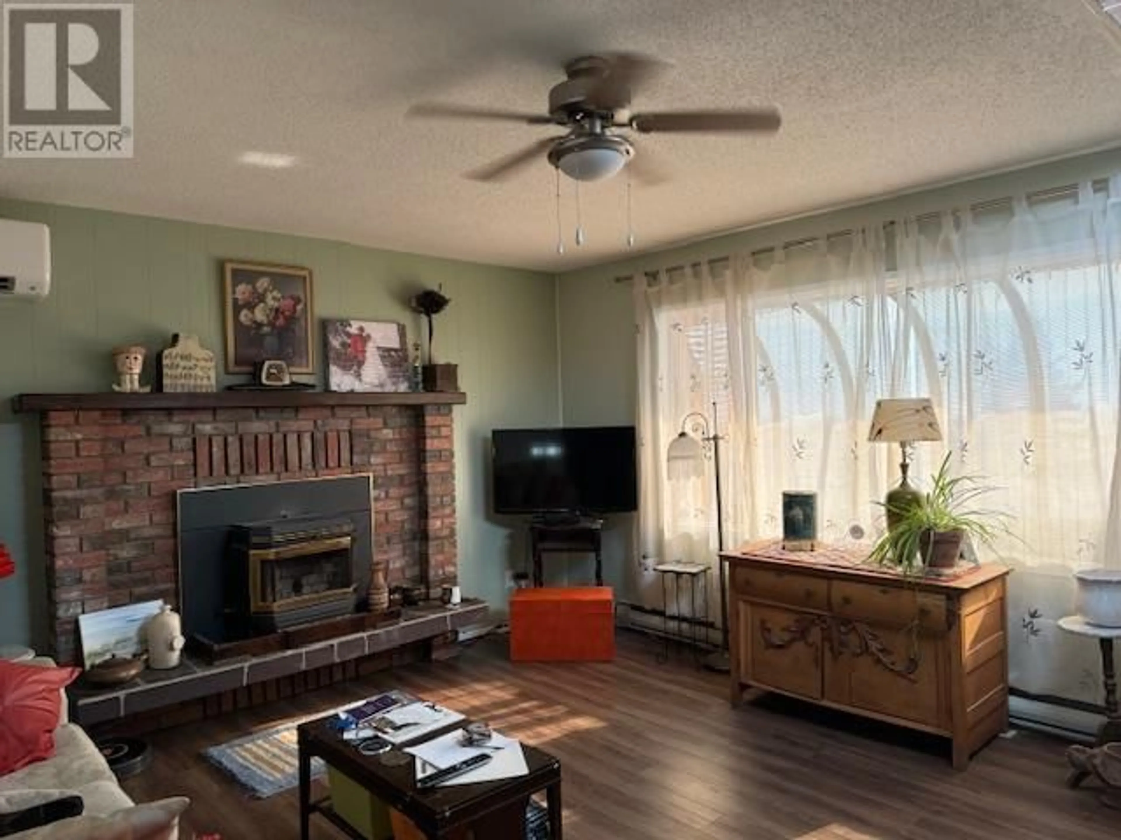 Living room with furniture, wood/laminate floor for 532 6TH. AVENUE NORTH, Creston British Columbia V0B1G0