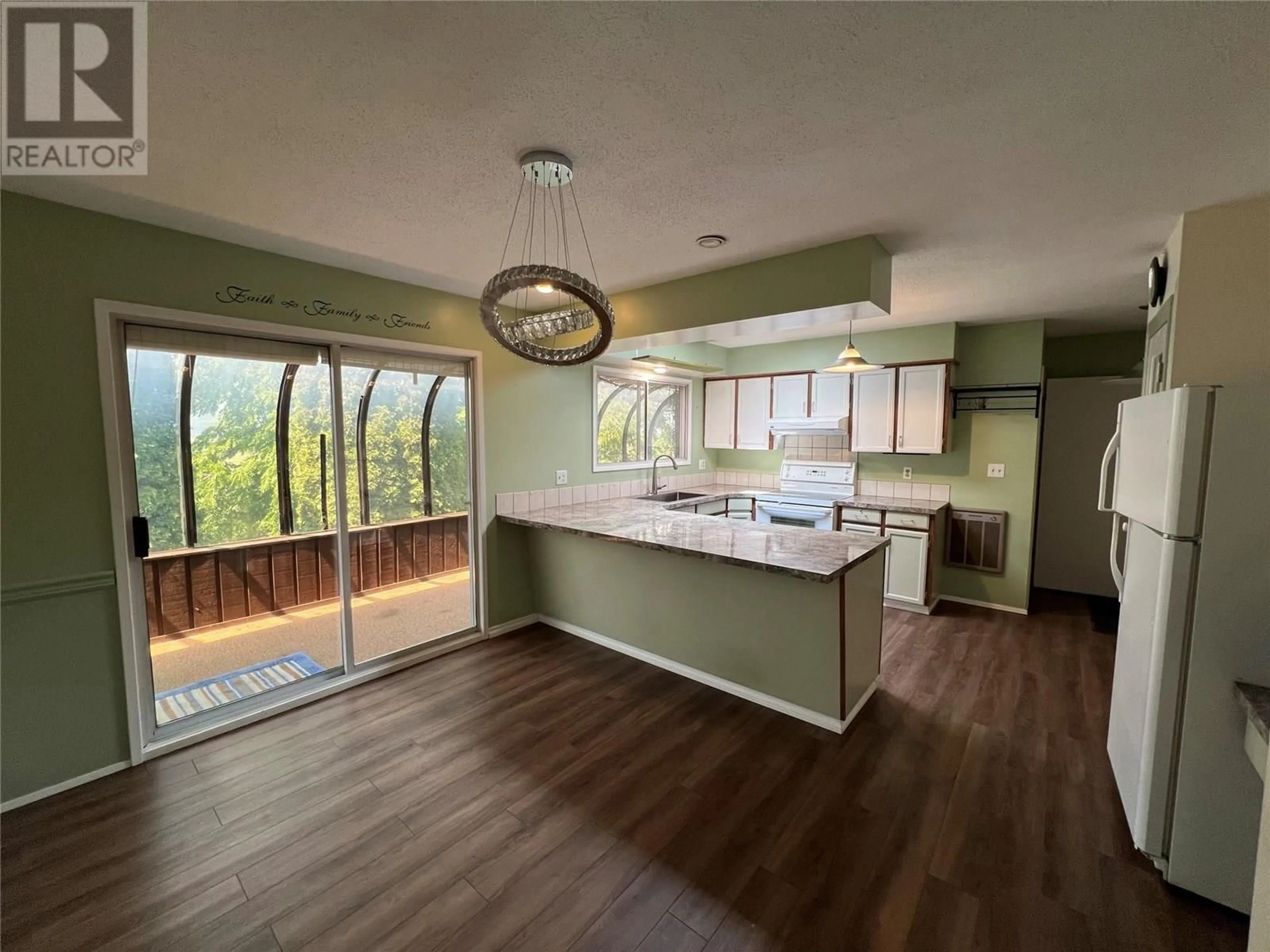 Open concept kitchen, wood/laminate floor for 532 6TH. AVENUE NORTH, Creston British Columbia V0B1G0