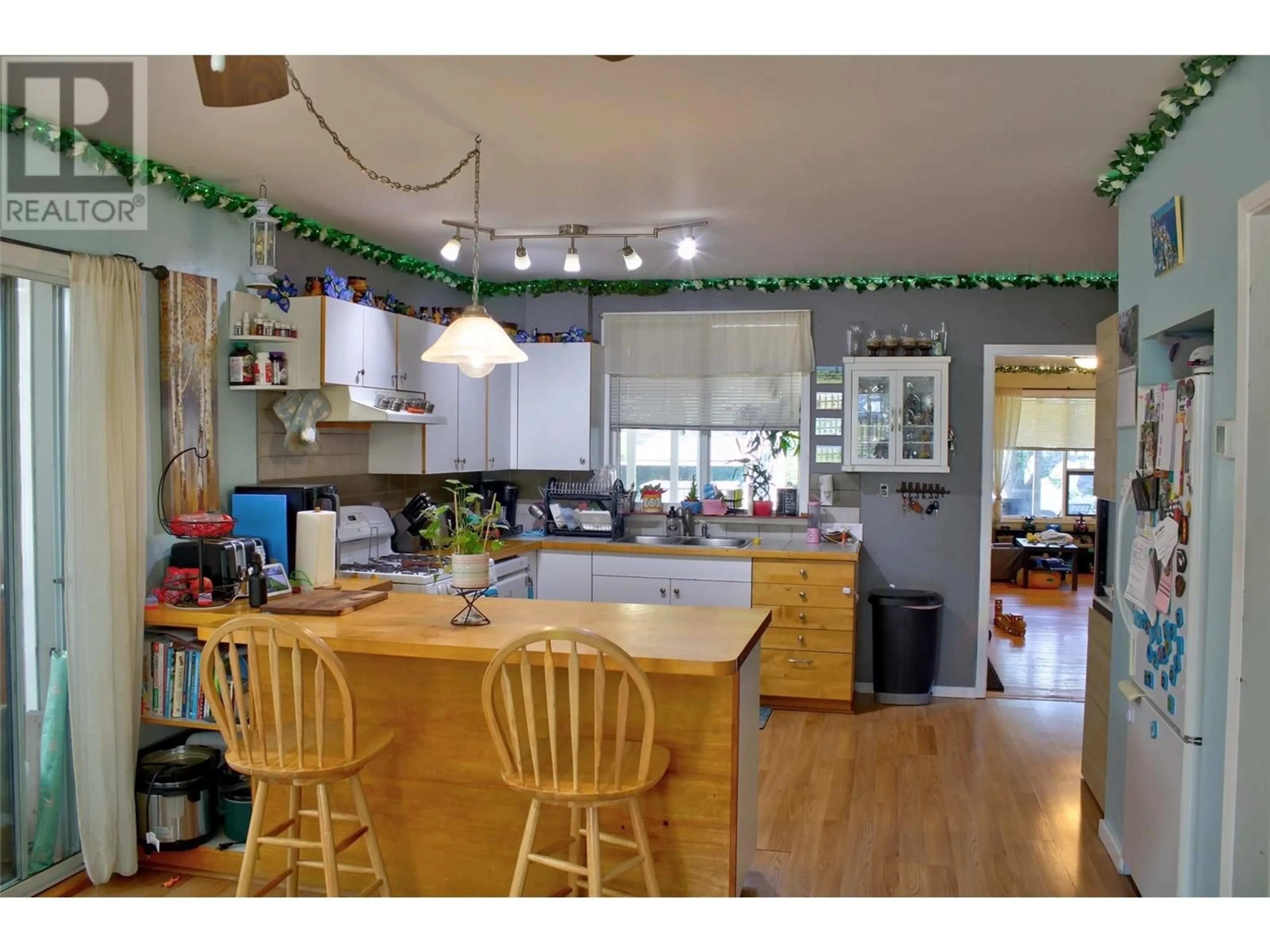 Open concept kitchen, wood/laminate floor for 1134 THOMPSON AVENUE, Chase British Columbia V0E1M0