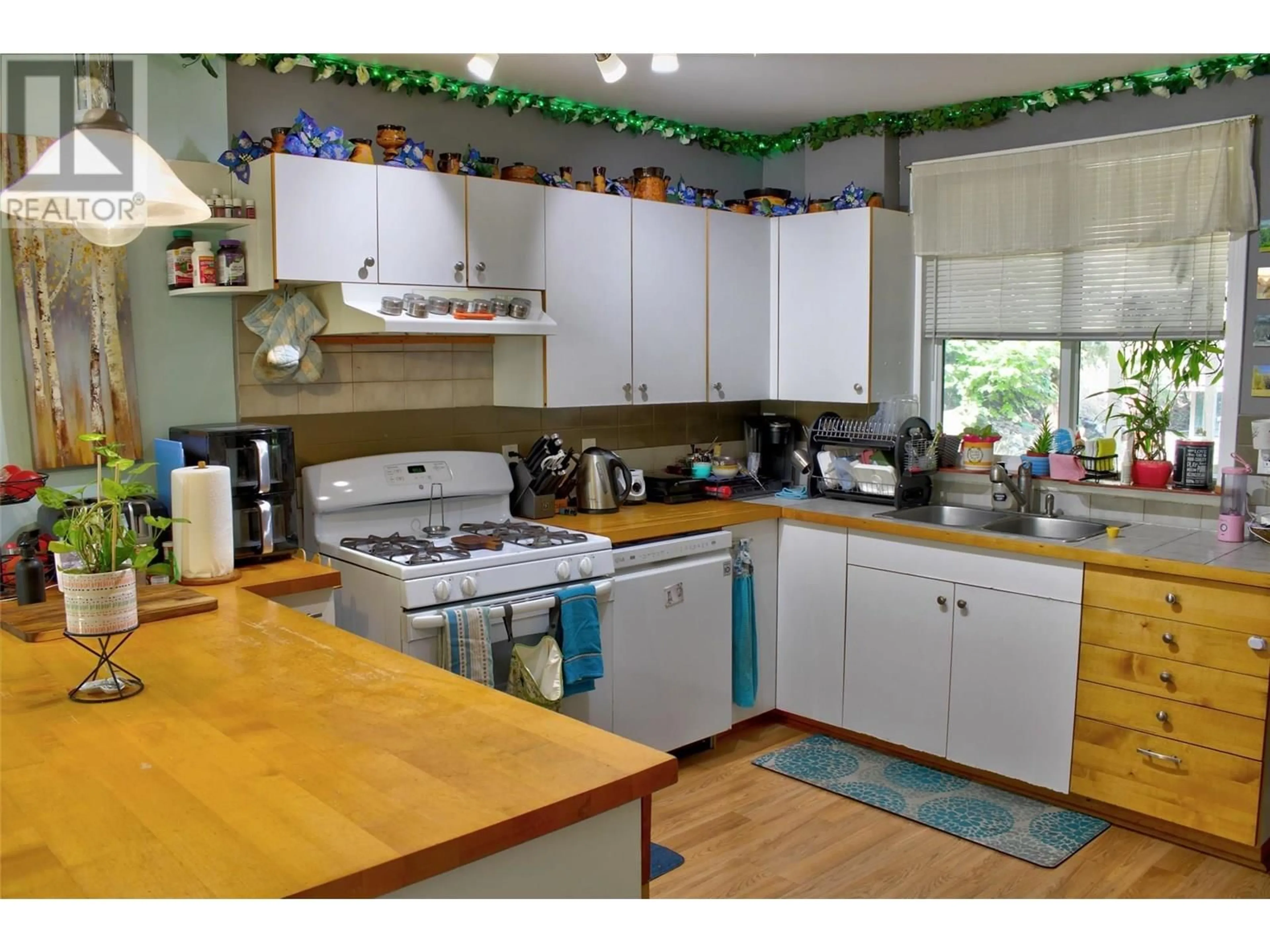 Standard kitchen, wood/laminate floor for 1134 THOMPSON AVENUE, Chase British Columbia V0E1M0