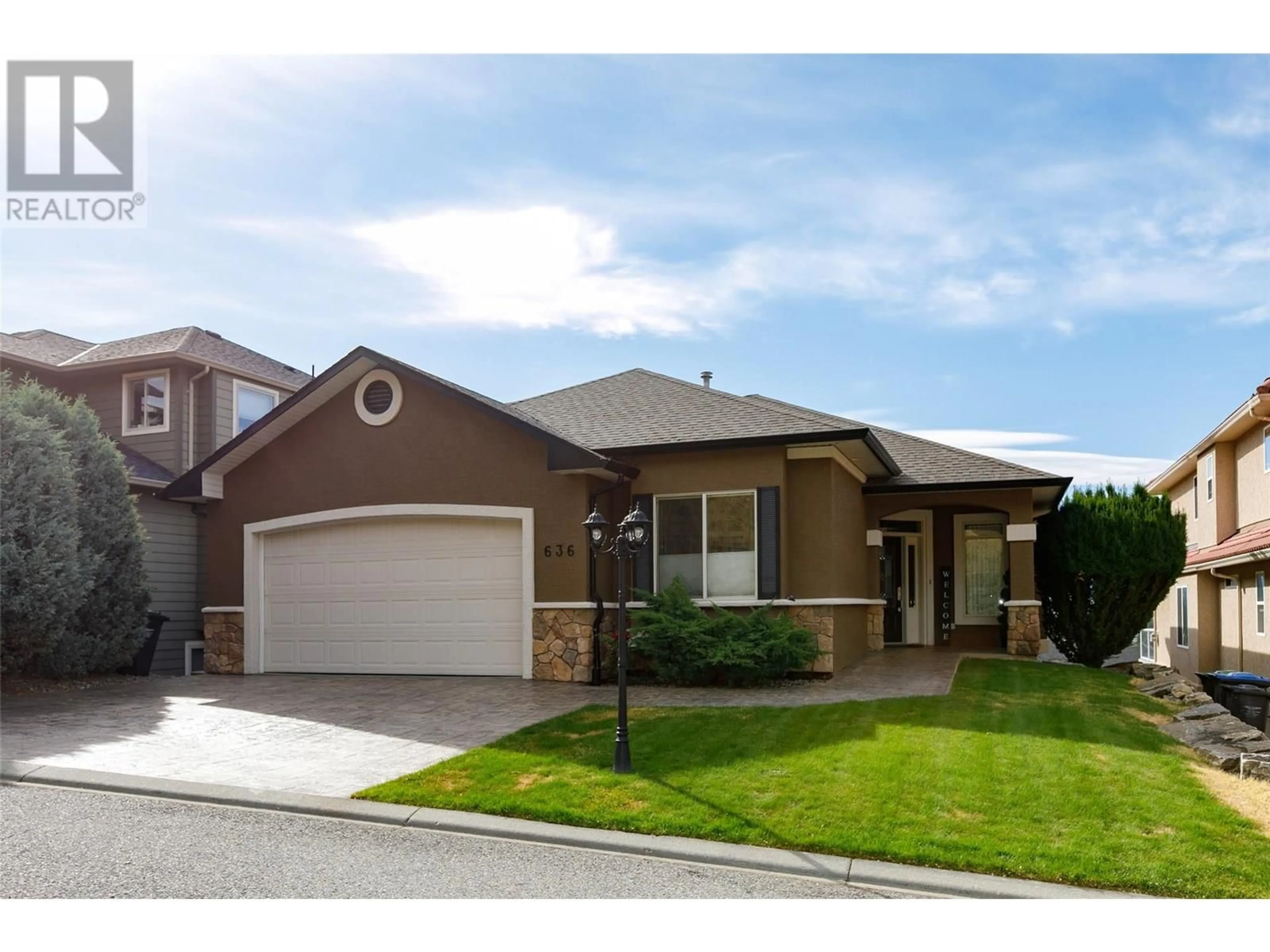 Home with vinyl exterior material, street for 636 SPRUCEVIEW PLACE SOUTH, Kelowna British Columbia V1V2P7