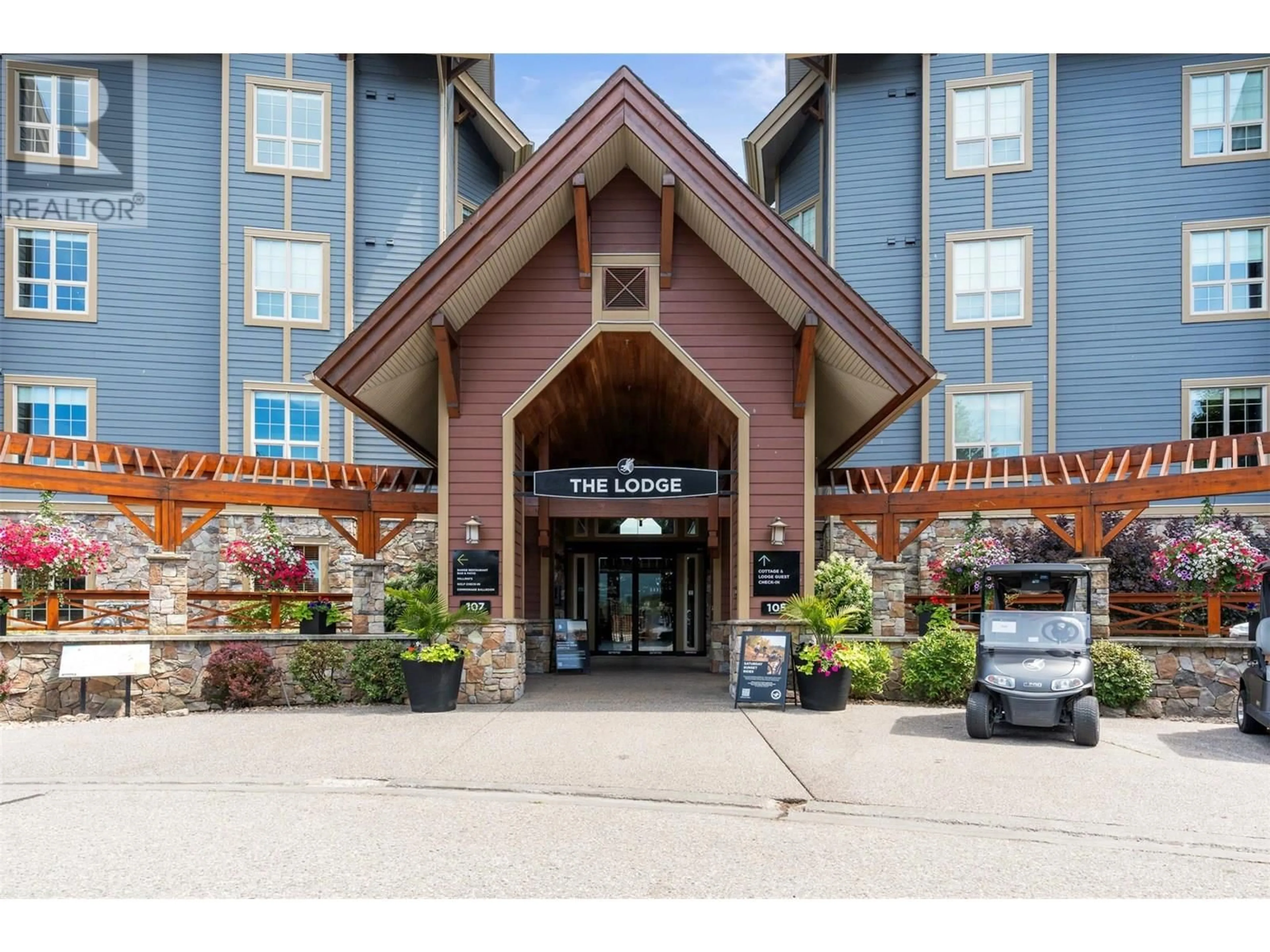 Indoor foyer for 221 - 105 VILLAGE CENTRE COURT, Vernon British Columbia V1H1Y8