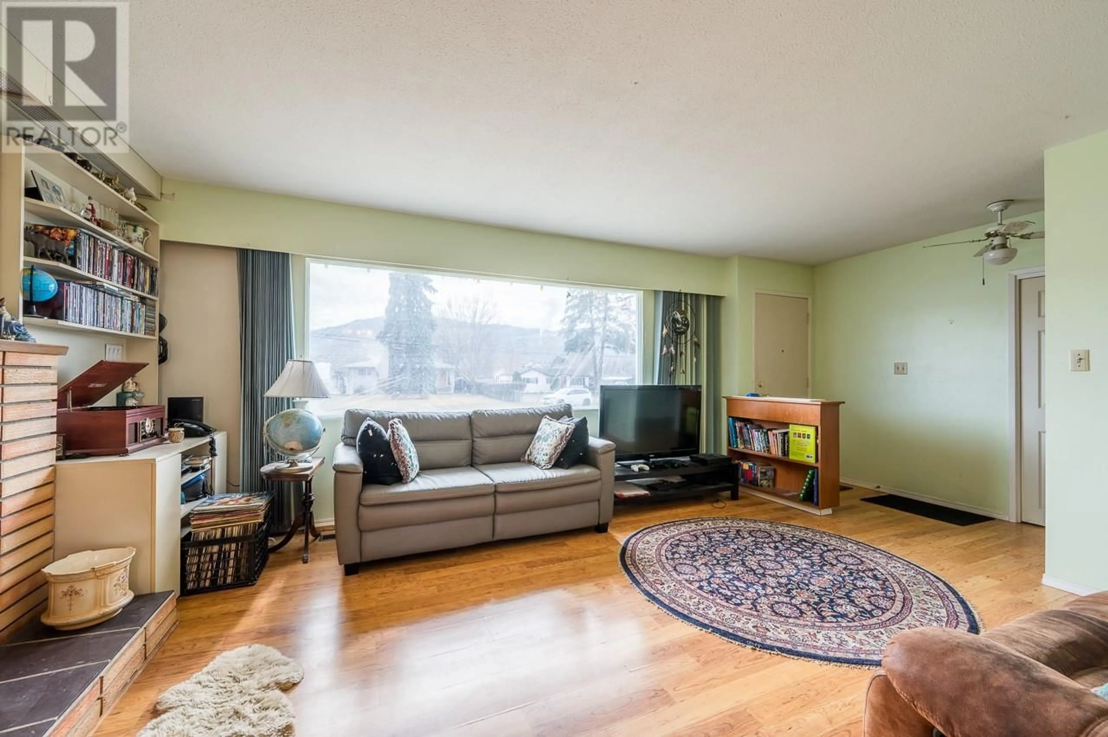 Living room with furniture, unknown for 1838 FLEETWOOD AVENUE, Kamloops British Columbia V2B4S1