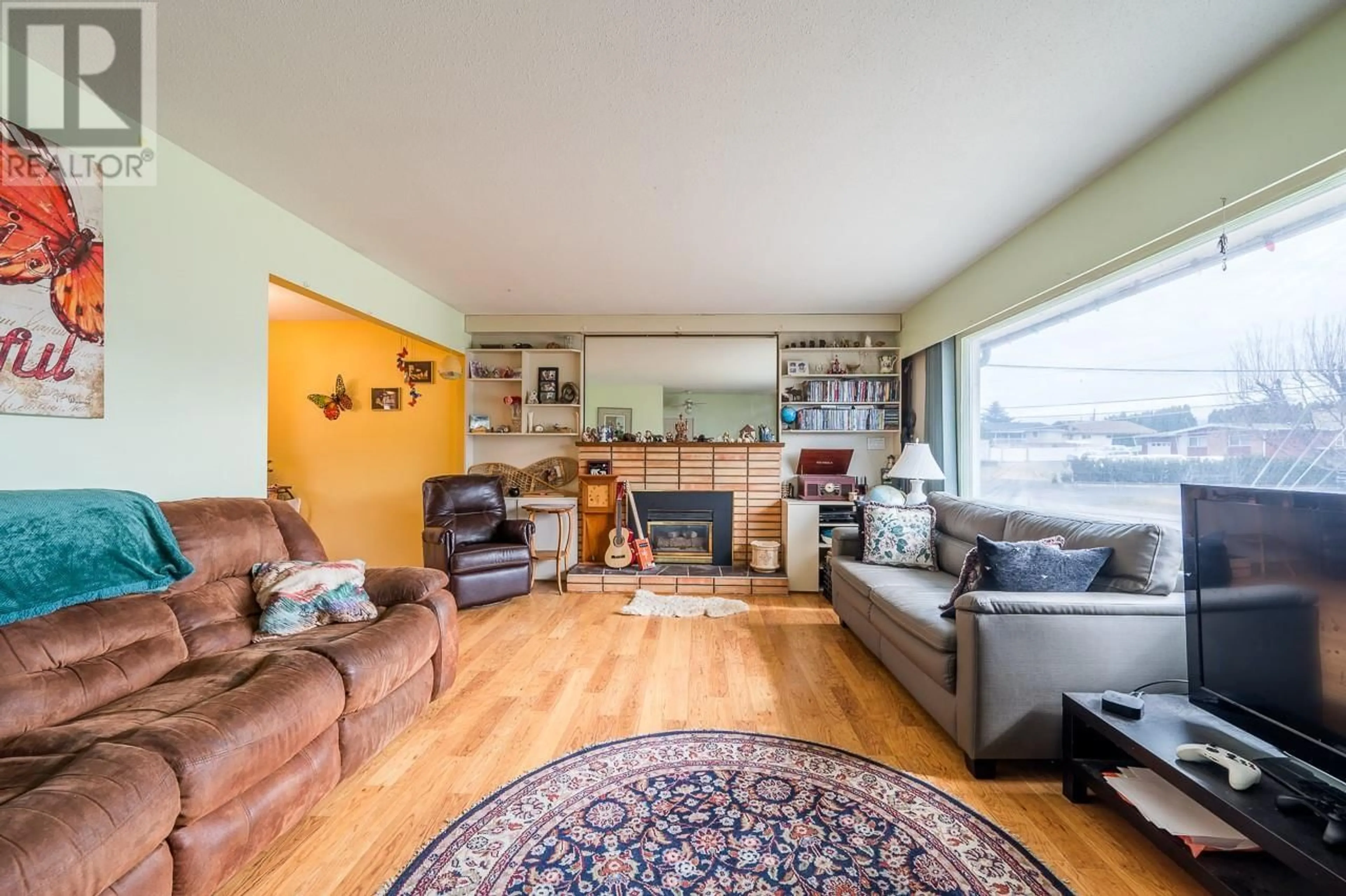 Living room with furniture, wood/laminate floor for 1838 FLEETWOOD AVENUE, Kamloops British Columbia V2B4S1