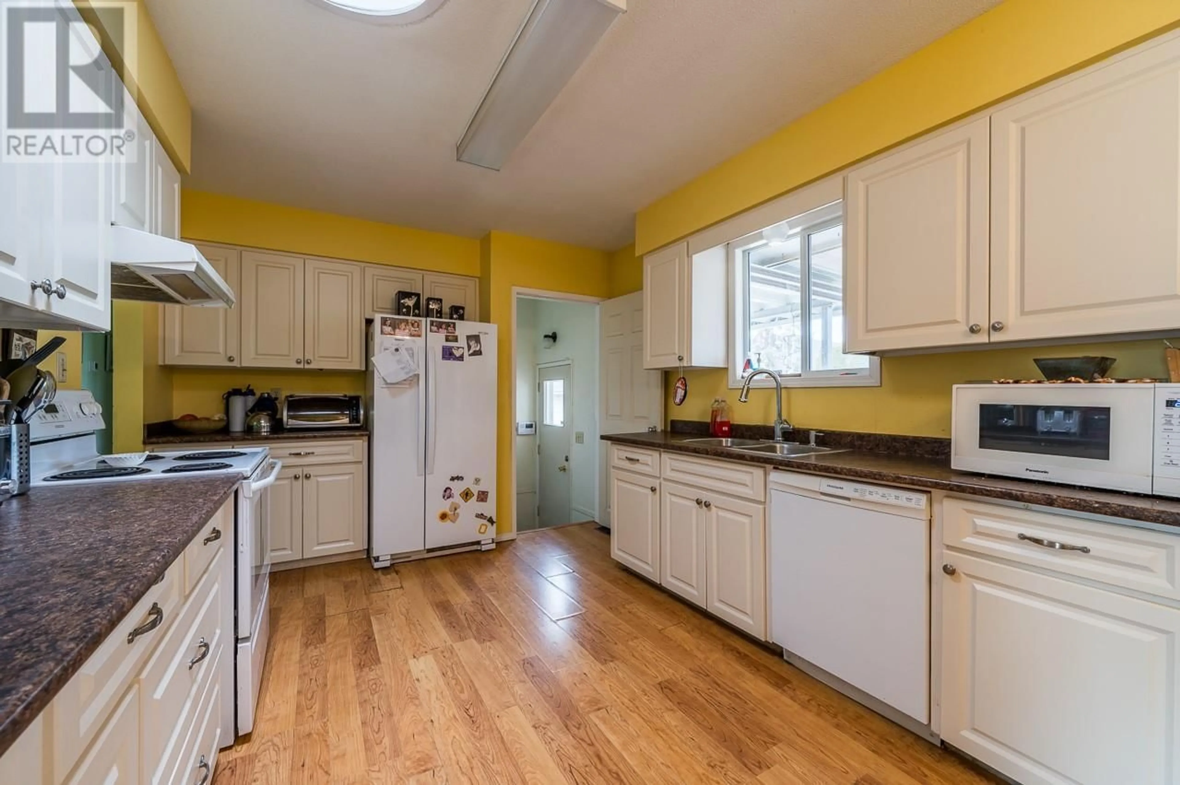 Standard kitchen, unknown for 1838 FLEETWOOD AVENUE, Kamloops British Columbia V2B4S1