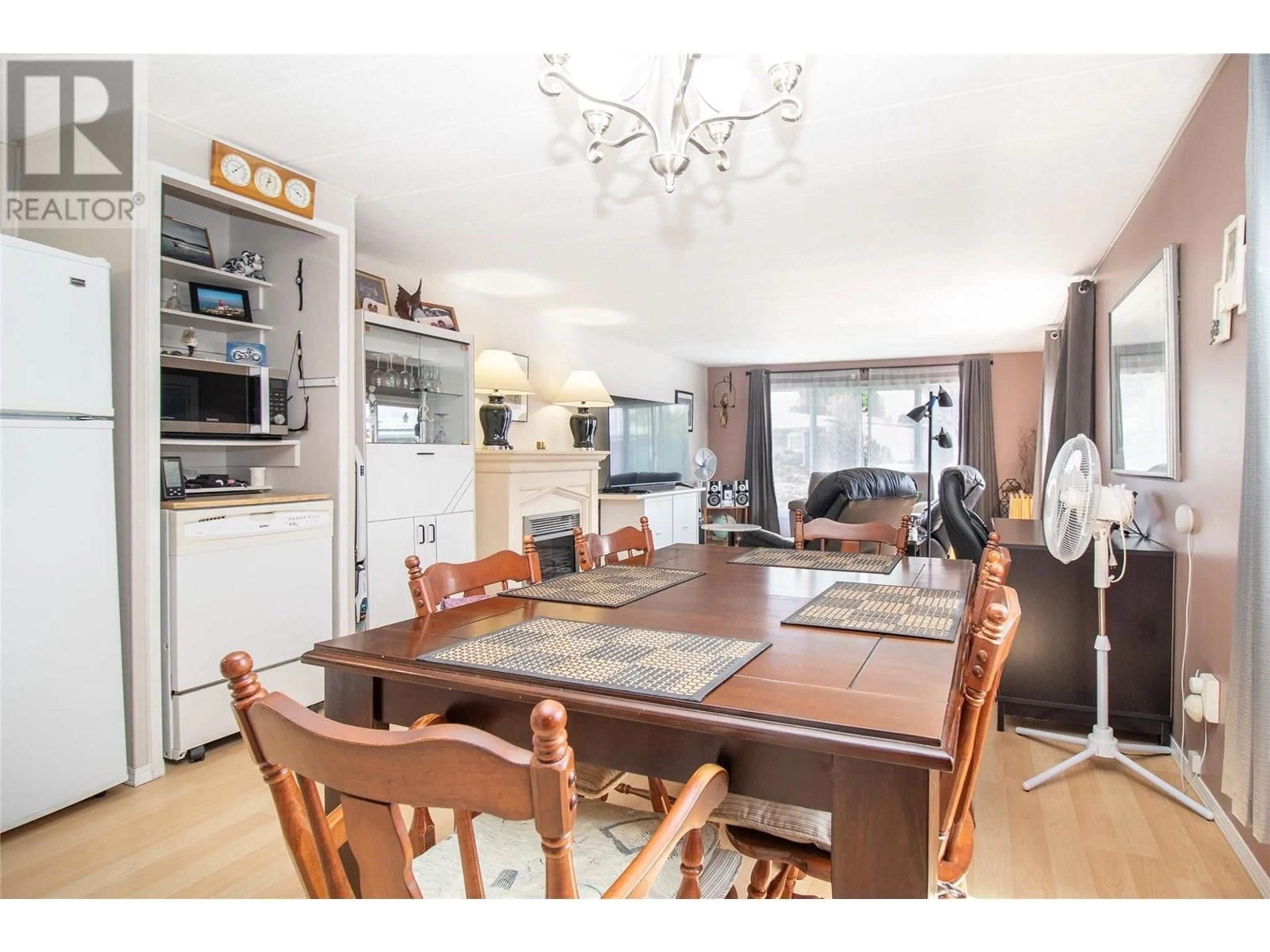 Dining room, wood/laminate floor for 71 - 3745 LAKESHORE ROAD, Kelowna British Columbia V1W3K4