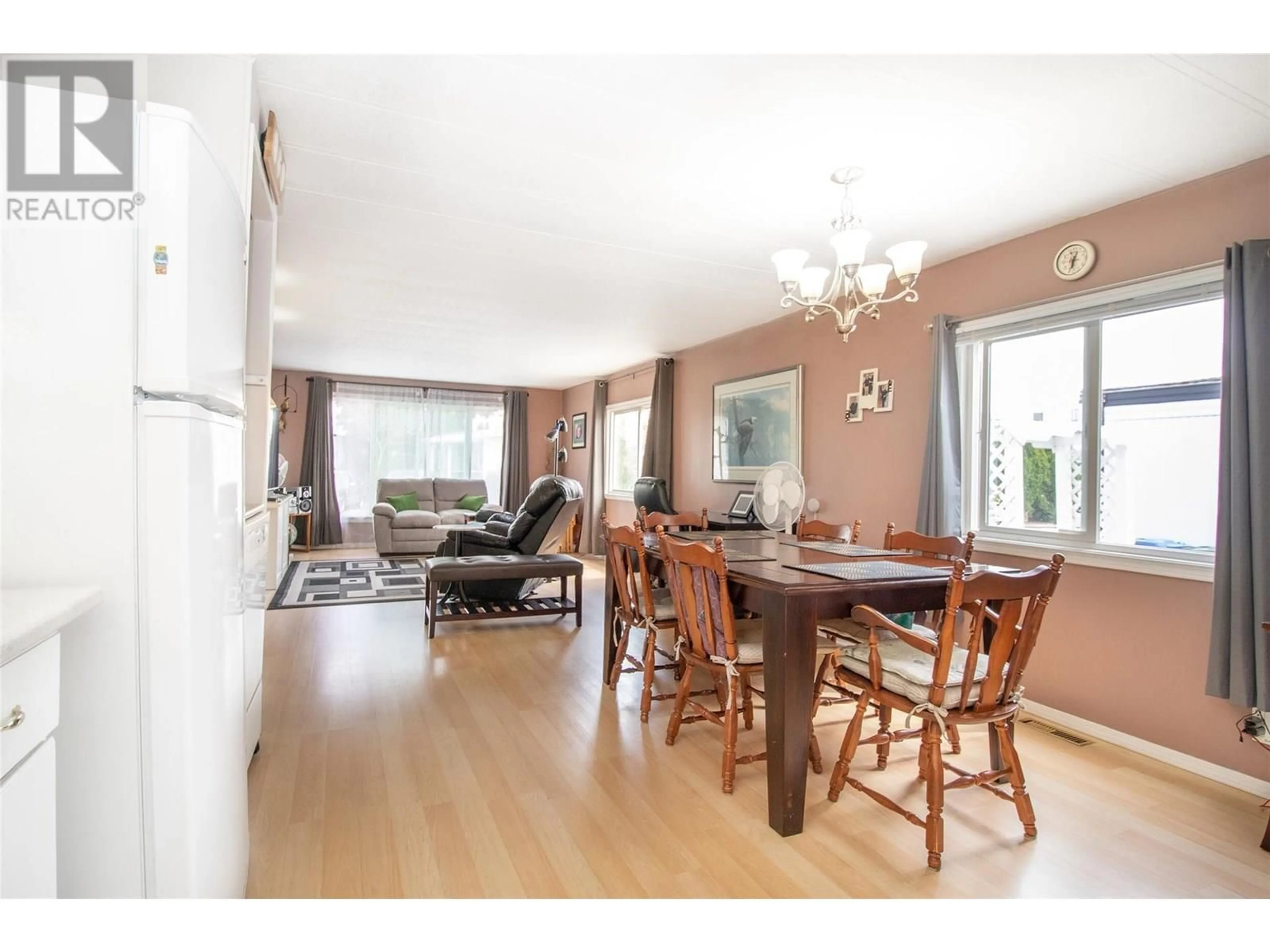 Dining room, wood/laminate floor for 71 - 3745 LAKESHORE ROAD, Kelowna British Columbia V1W3K4
