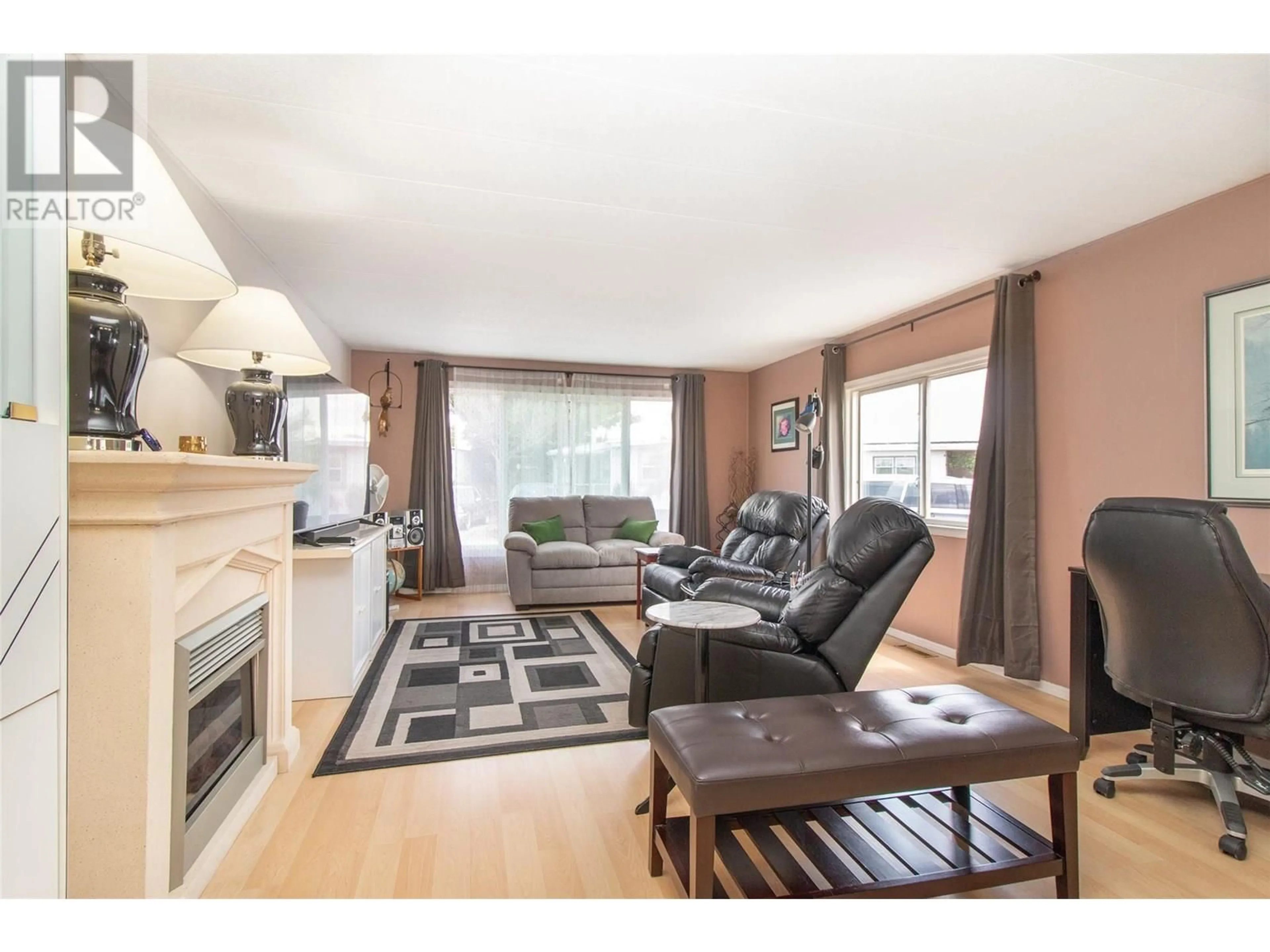 Living room with furniture, wood/laminate floor for 71 - 3745 LAKESHORE ROAD, Kelowna British Columbia V1W3K4