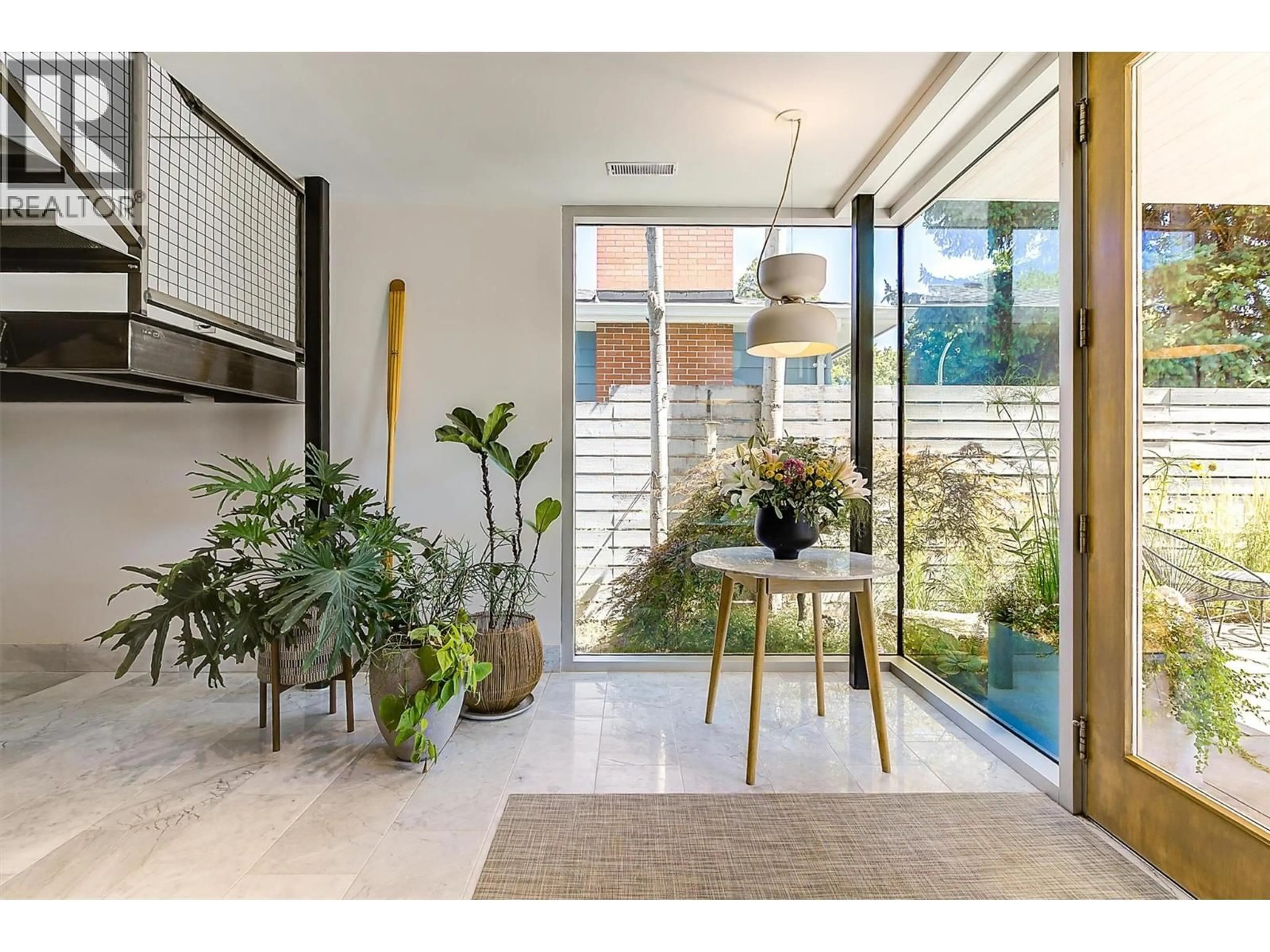 Indoor entryway for 372 PATTERSON AVENUE, Kelowna British Columbia V1Y5C2