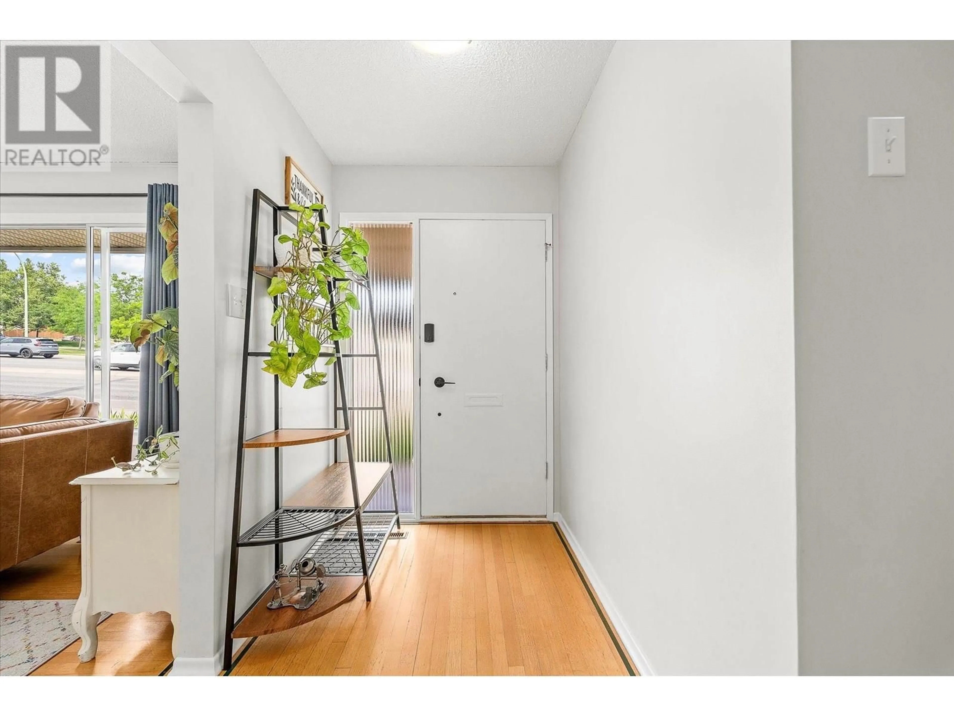 Indoor entryway for 980 CLIFTON ROAD, Kelowna British Columbia V1Y4C6