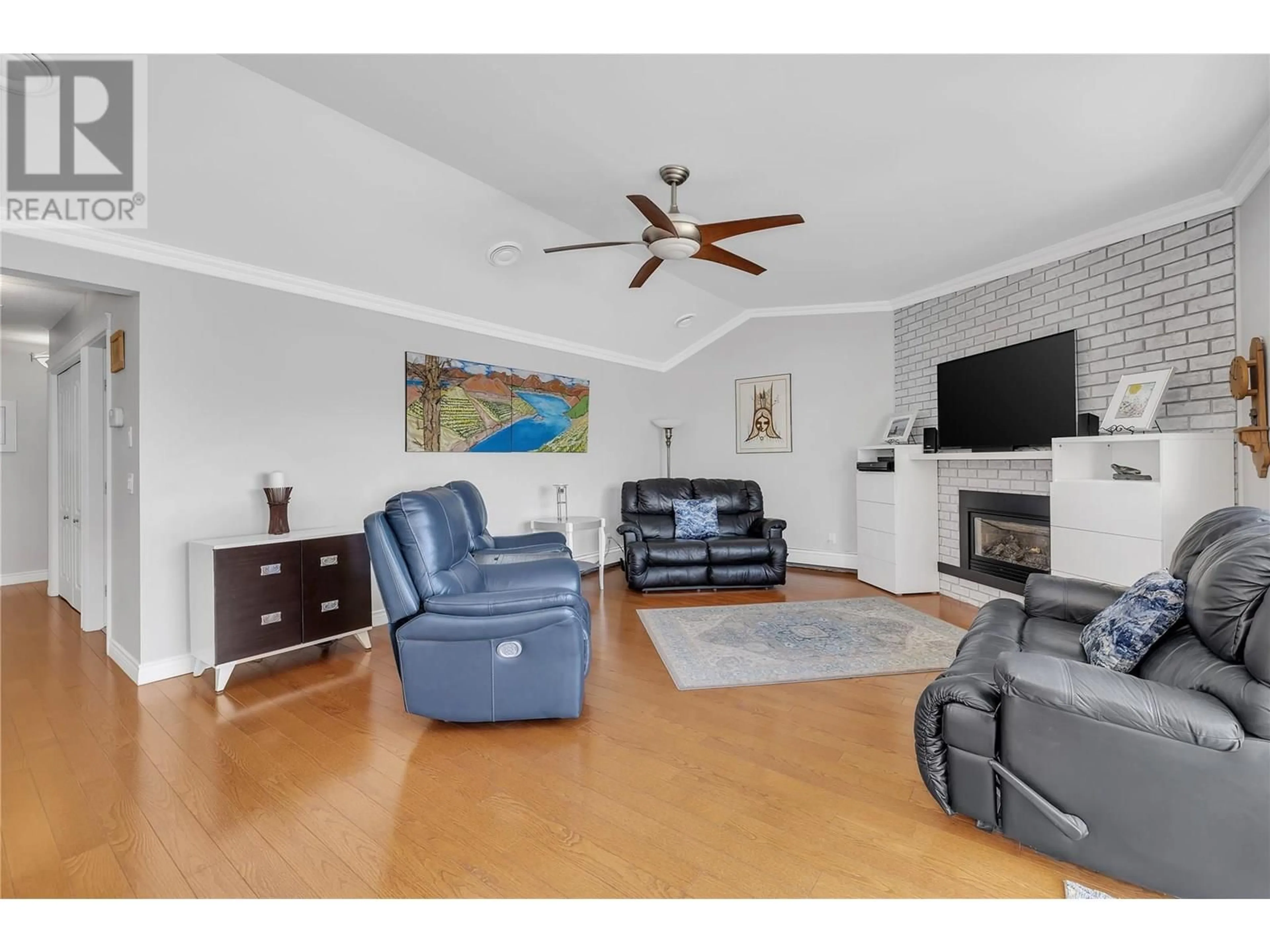 Living room with furniture, unknown for 203 - 4340A BEACH AVENUE, Peachland British Columbia V0H1X6