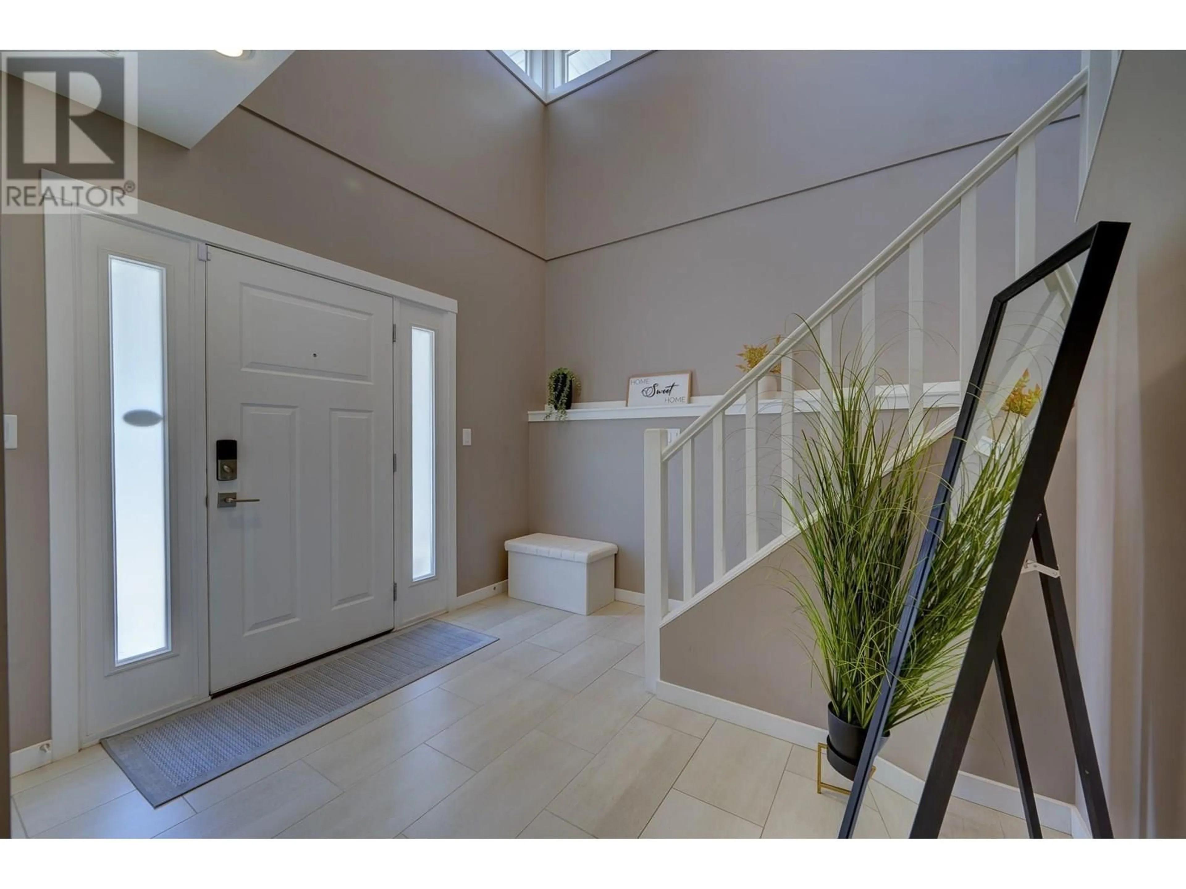 Indoor foyer for 2198 SADDLEBACK DRIVE, Kamloops British Columbia V2B0G7