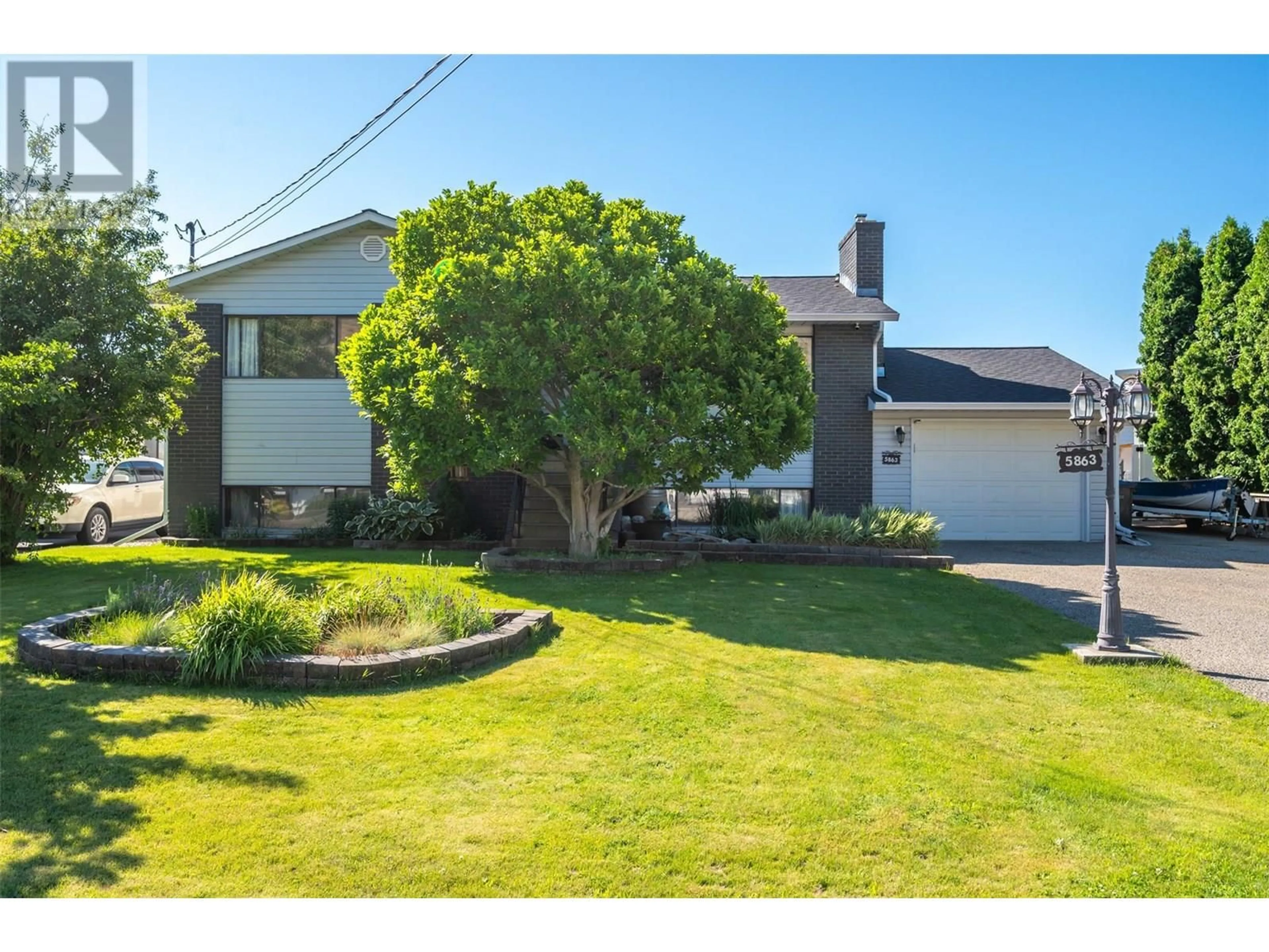 A pic from outside/outdoor area/front of a property/back of a property/a pic from drone, street for 5863 FAIRVIEW PLACE PLACE, Oliver British Columbia V0H1T0