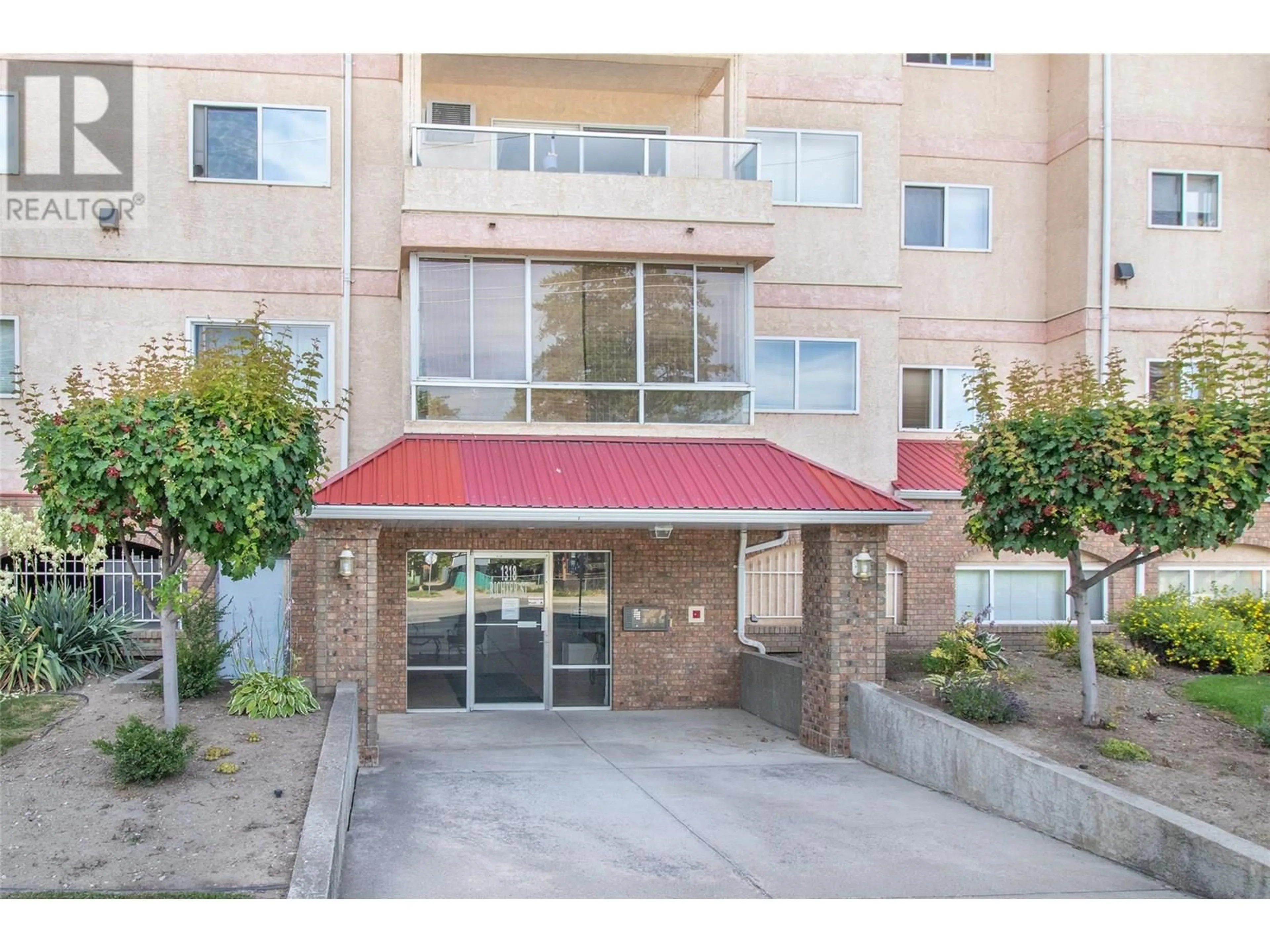 Indoor foyer for 304 - 1318 RICHTER STREET, Kelowna British Columbia V1Y2L3