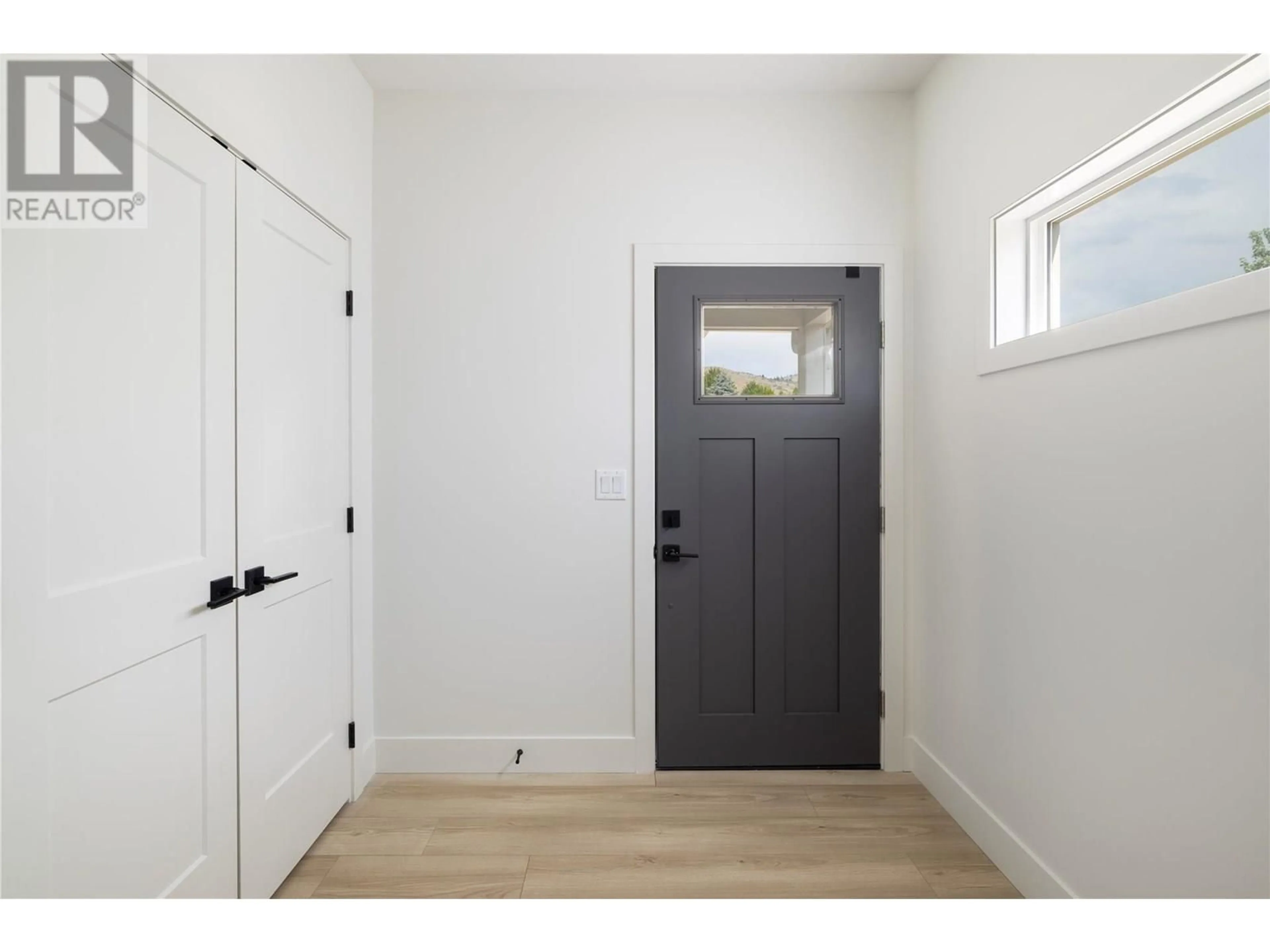 Indoor entryway for 44 - 6635 TRONSON ROAD, Vernon British Columbia V1H2K4