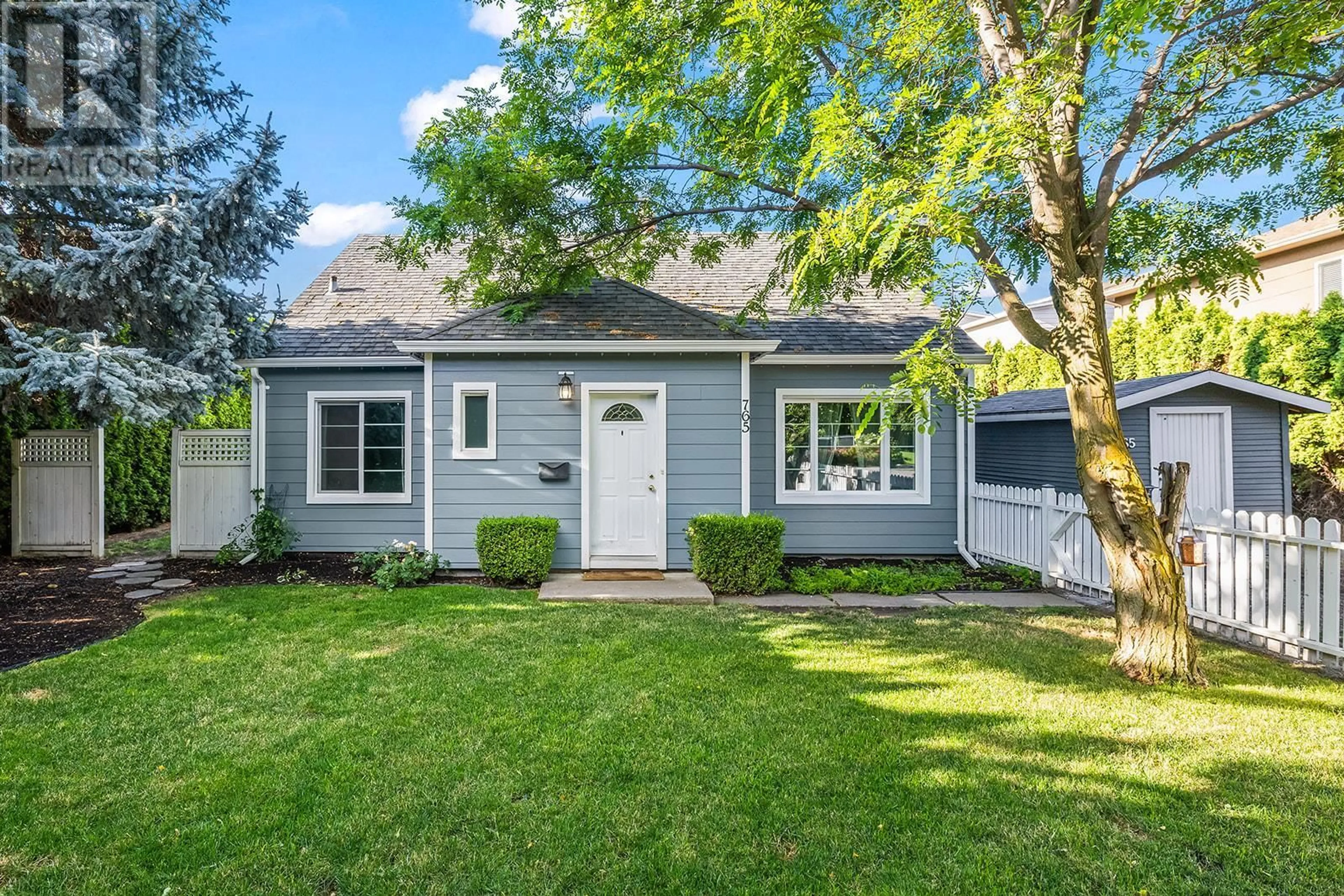 Home with vinyl exterior material, street for 765 BIRCH AVENUE, Kelowna British Columbia V1Y5H3
