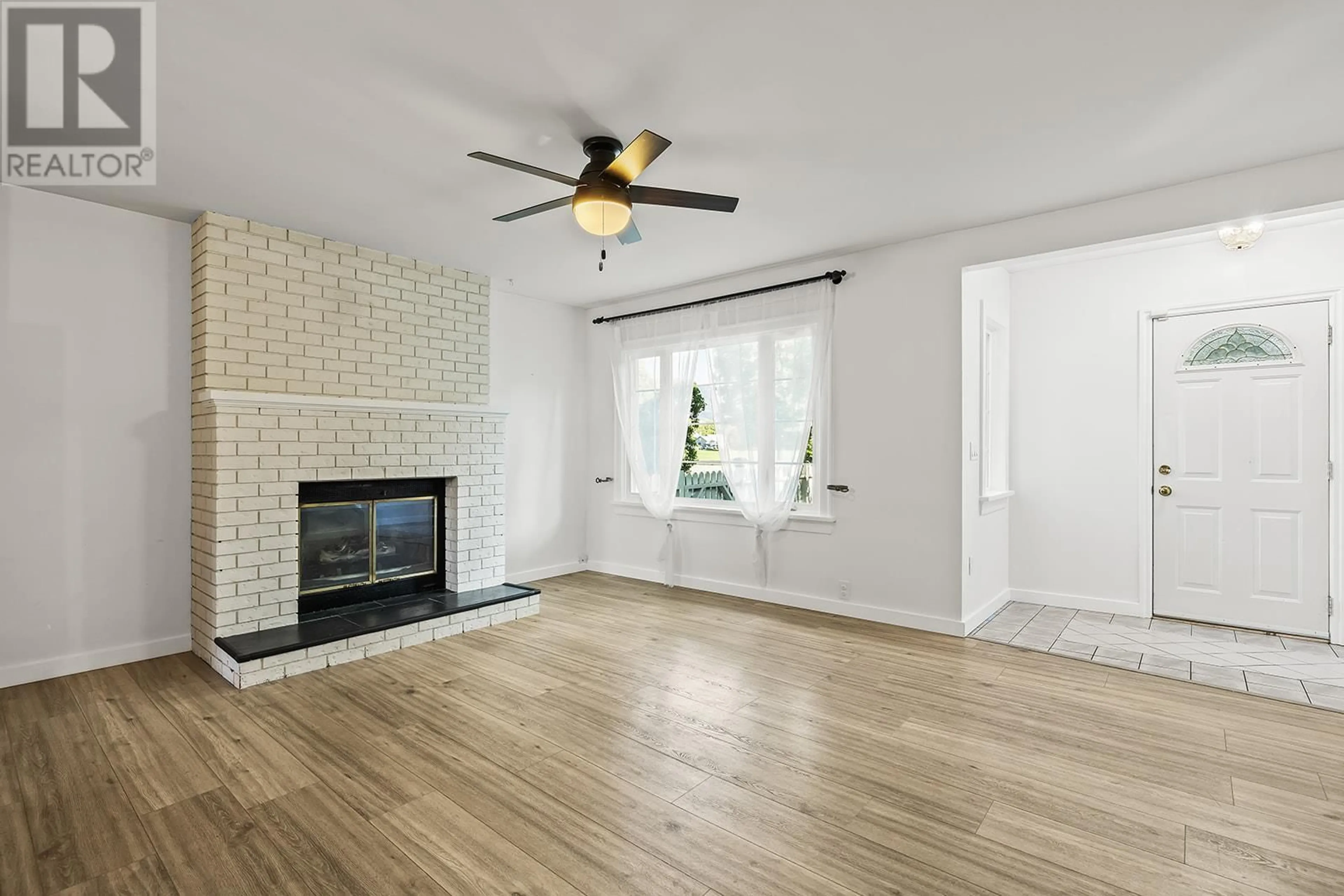 Living room with furniture, unknown for 765 BIRCH AVENUE, Kelowna British Columbia V1Y5H3