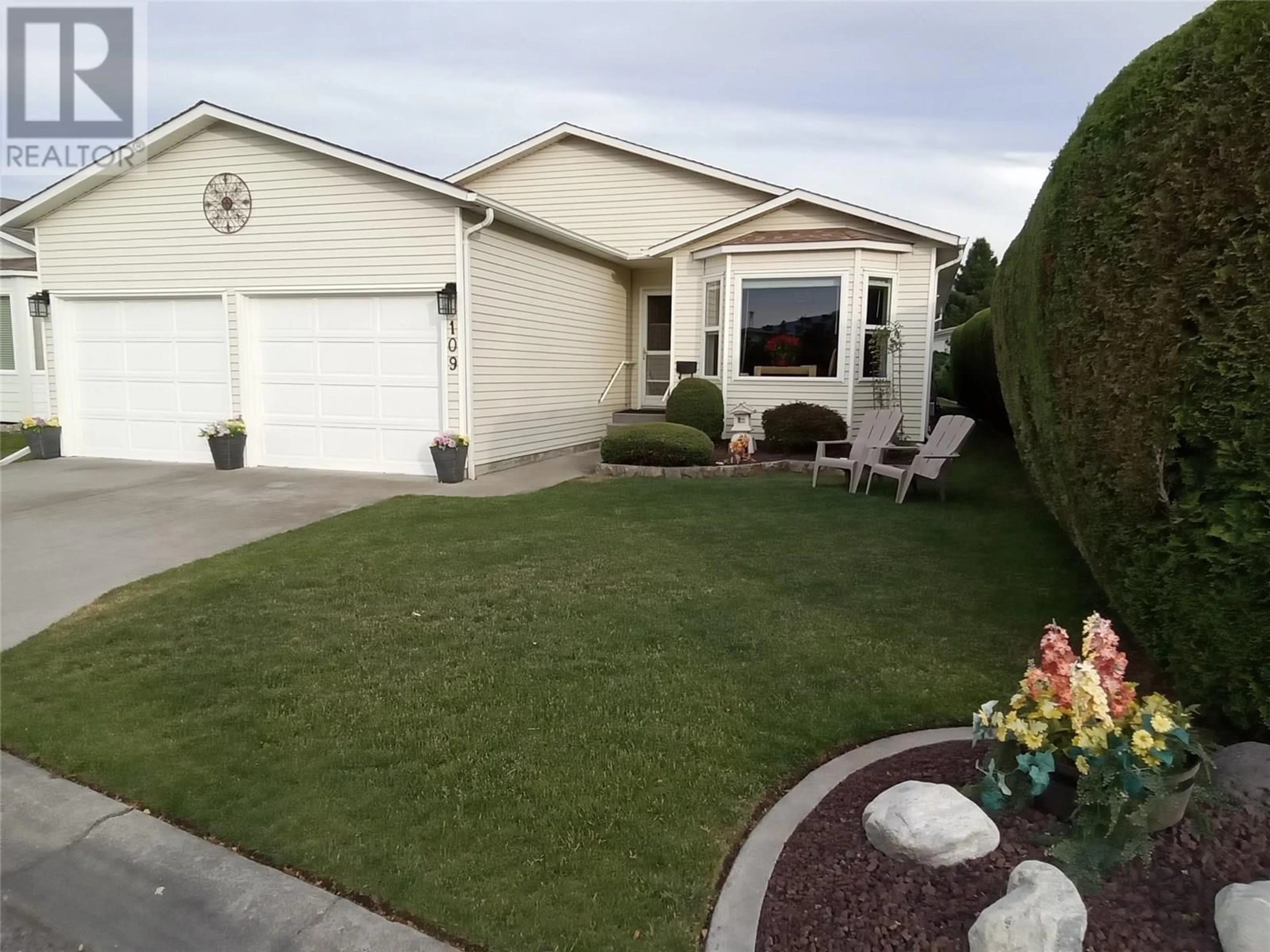 Home with vinyl exterior material, street for 109 - 1255 RAYMER AVENUE, Kelowna British Columbia V1W3S3