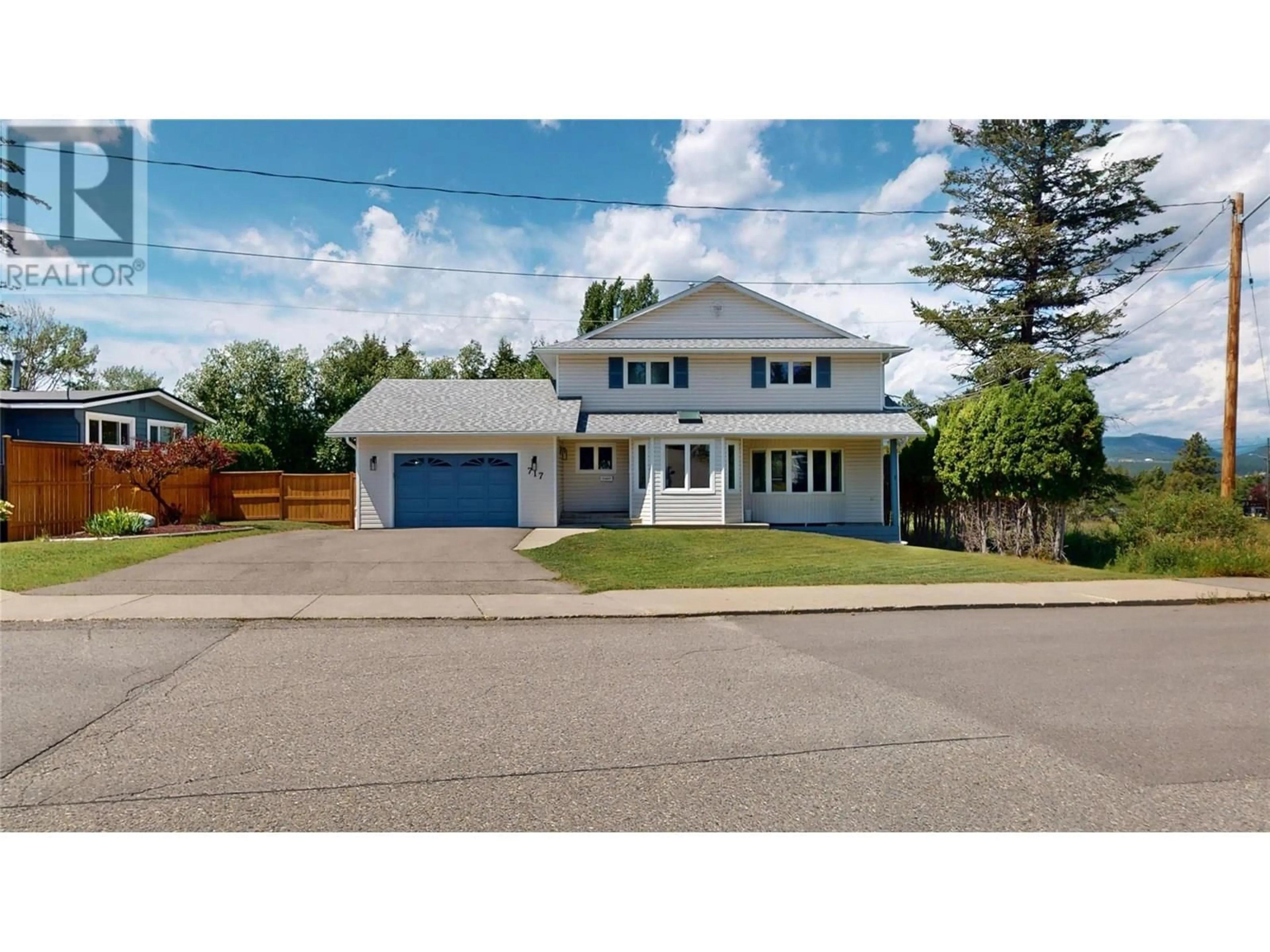 A pic from outside/outdoor area/front of a property/back of a property/a pic from drone, street for 717 27TH AVENUE SOUTH, Cranbrook British Columbia V1C3J6