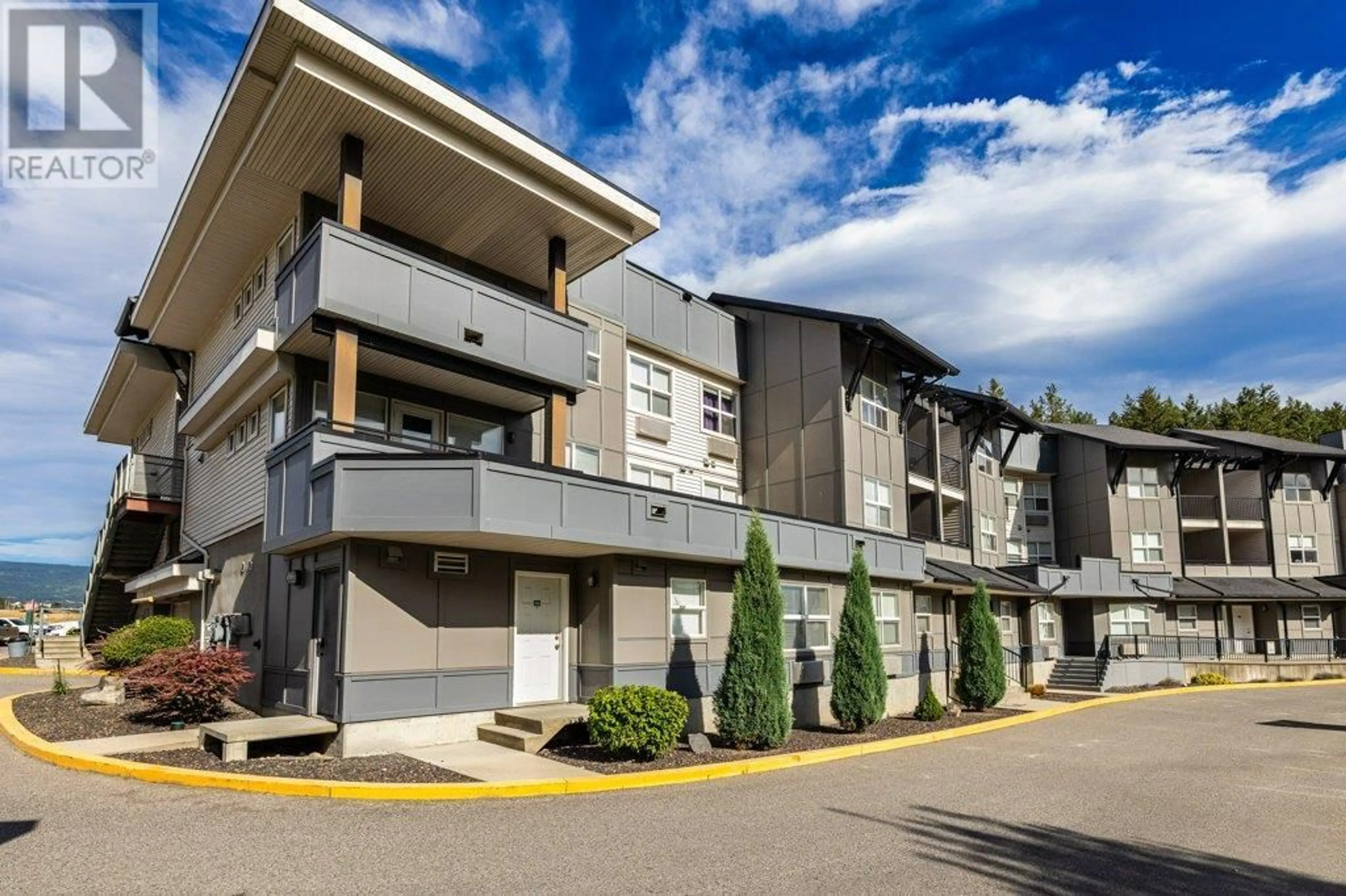 Patio, street for 211 - 1479 NORTH GLENMORE ROAD, Kelowna British Columbia V1V2C5