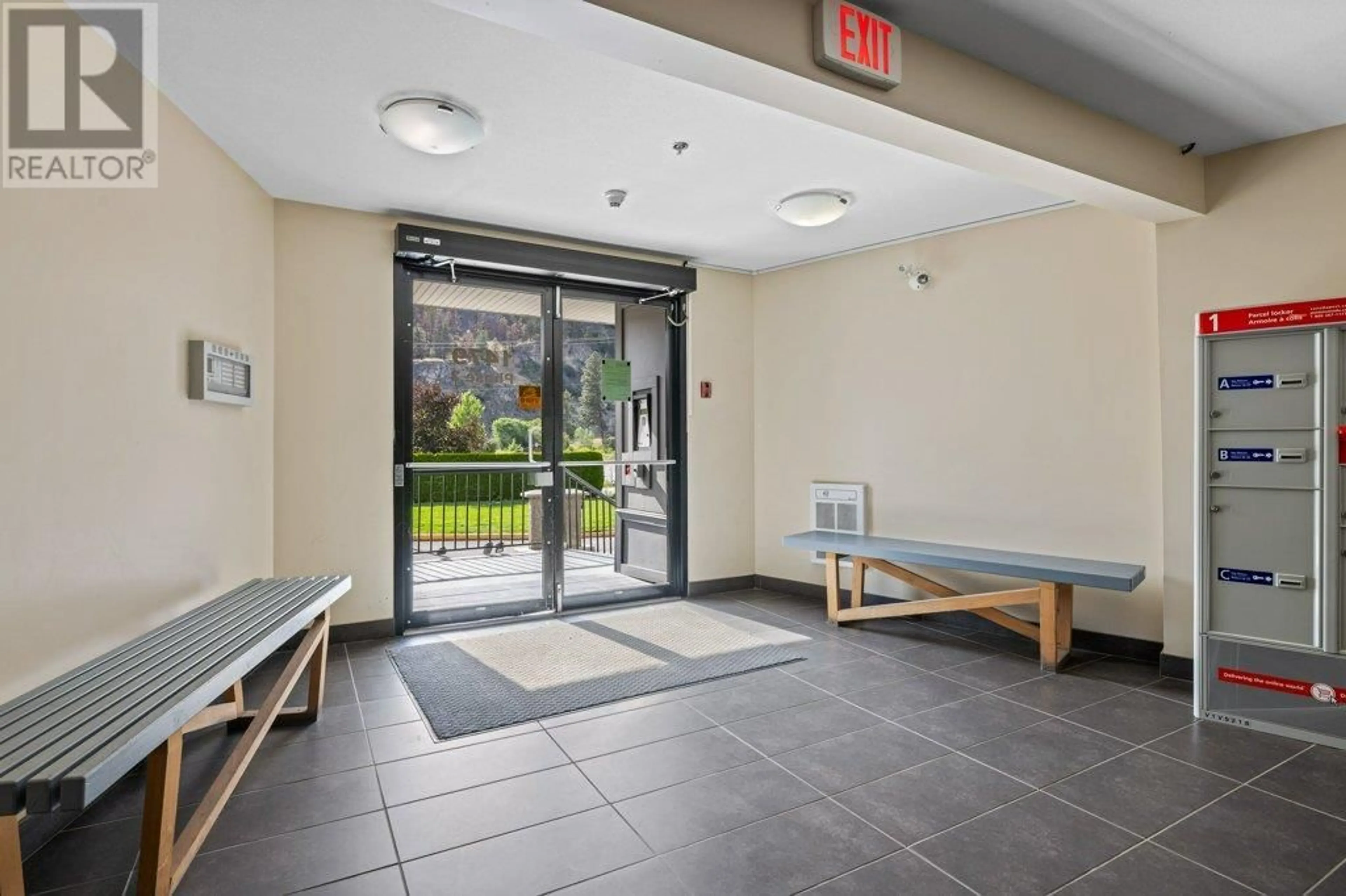 Indoor foyer for 211 - 1479 NORTH GLENMORE ROAD, Kelowna British Columbia V1V2C5