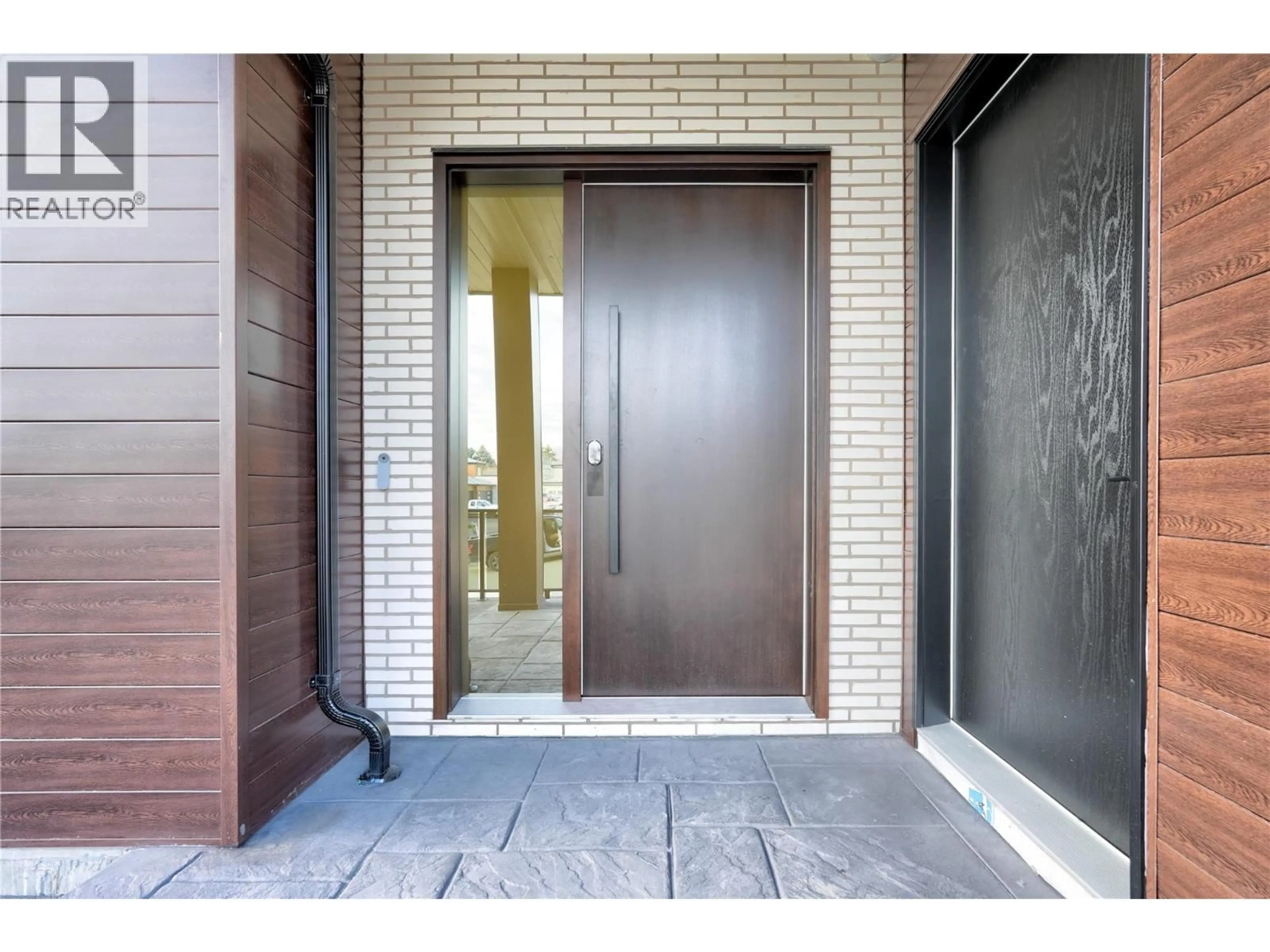 Indoor entryway for 1047 OAK BARREL PLACE, West Kelowna British Columbia V1Z2G9