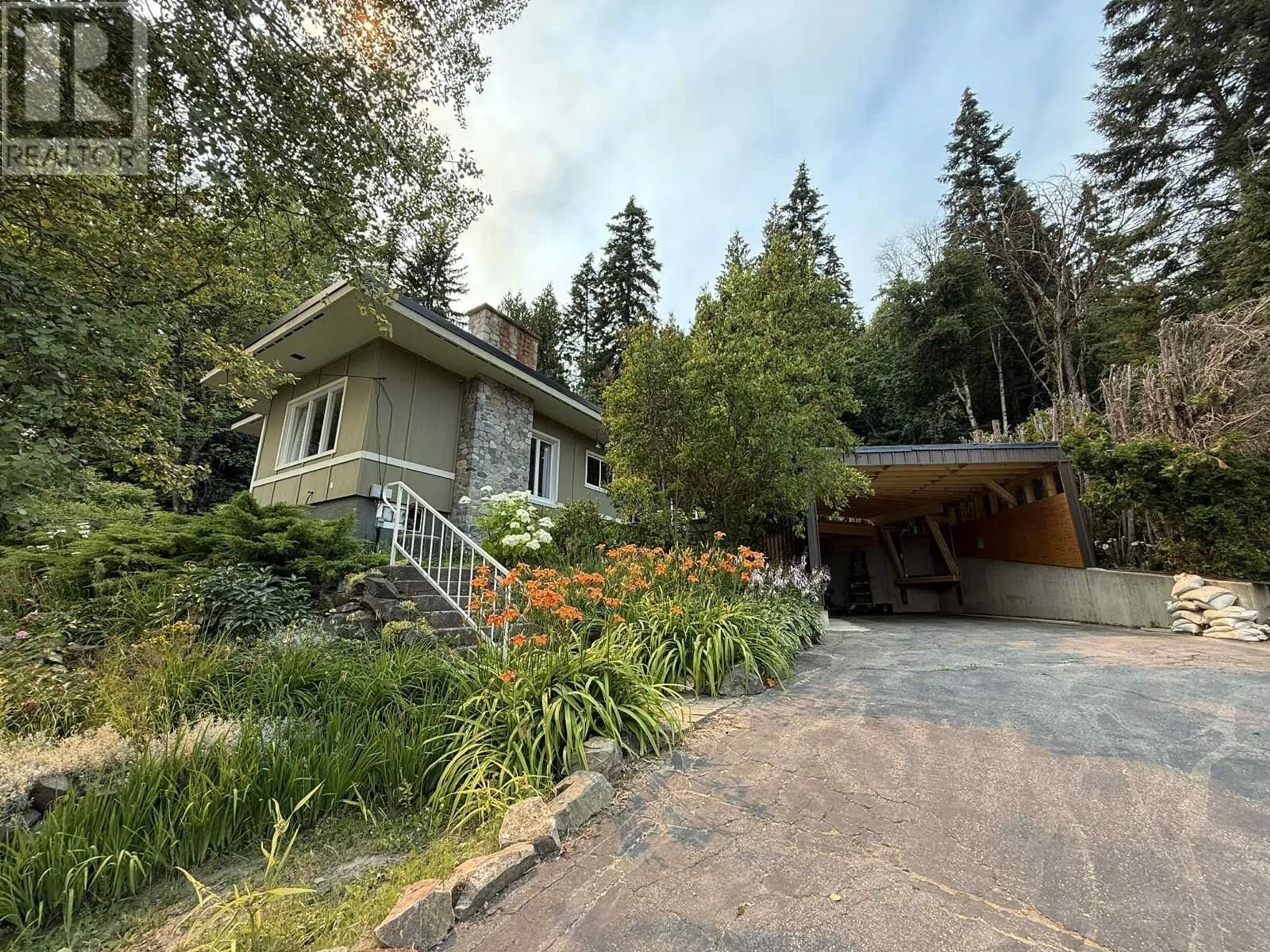 A pic from outside/outdoor area/front of a property/back of a property/a pic from drone, unknown for 1091 3B HIGHWAY, Montrose British Columbia V0G1P0