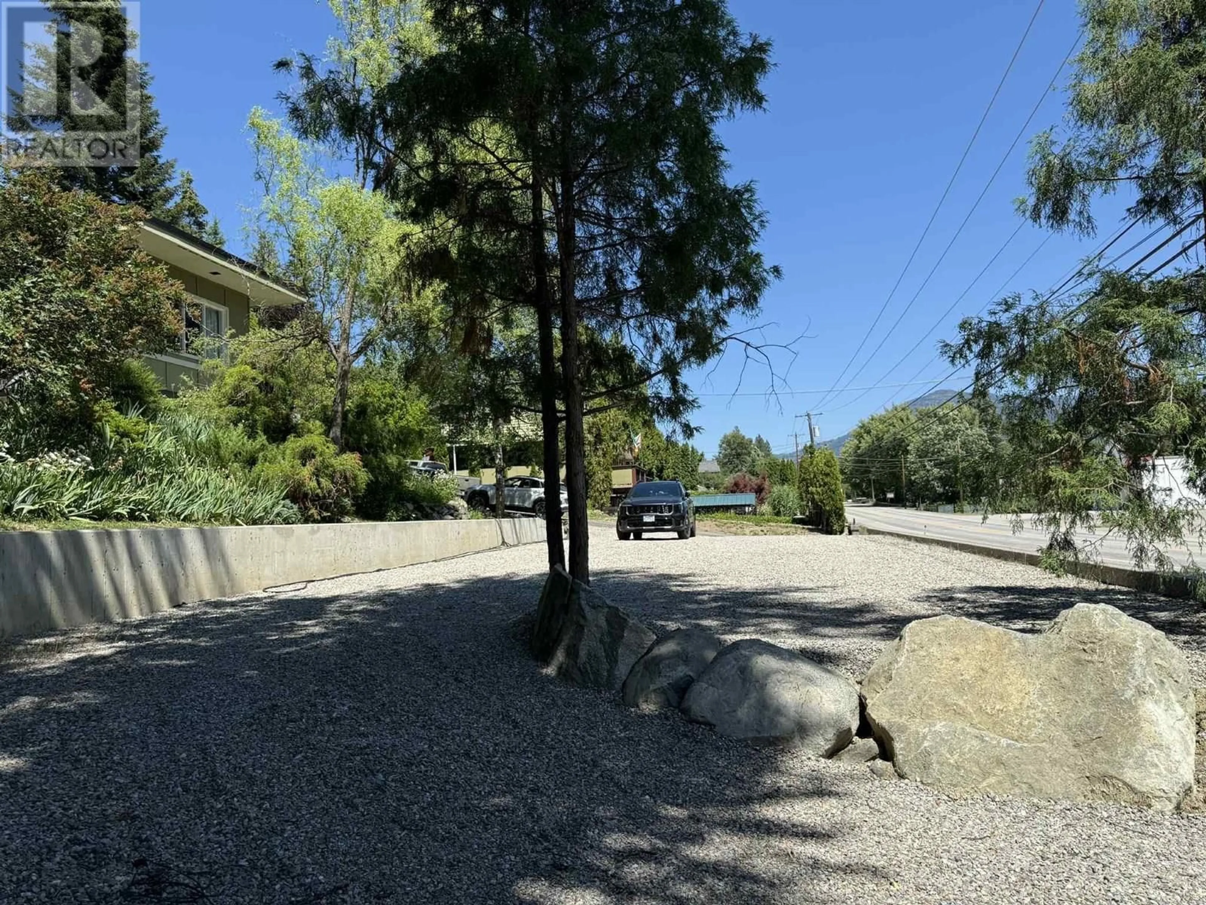 A pic from outside/outdoor area/front of a property/back of a property/a pic from drone, street for 1091 3B HIGHWAY, Montrose British Columbia V0G1P0