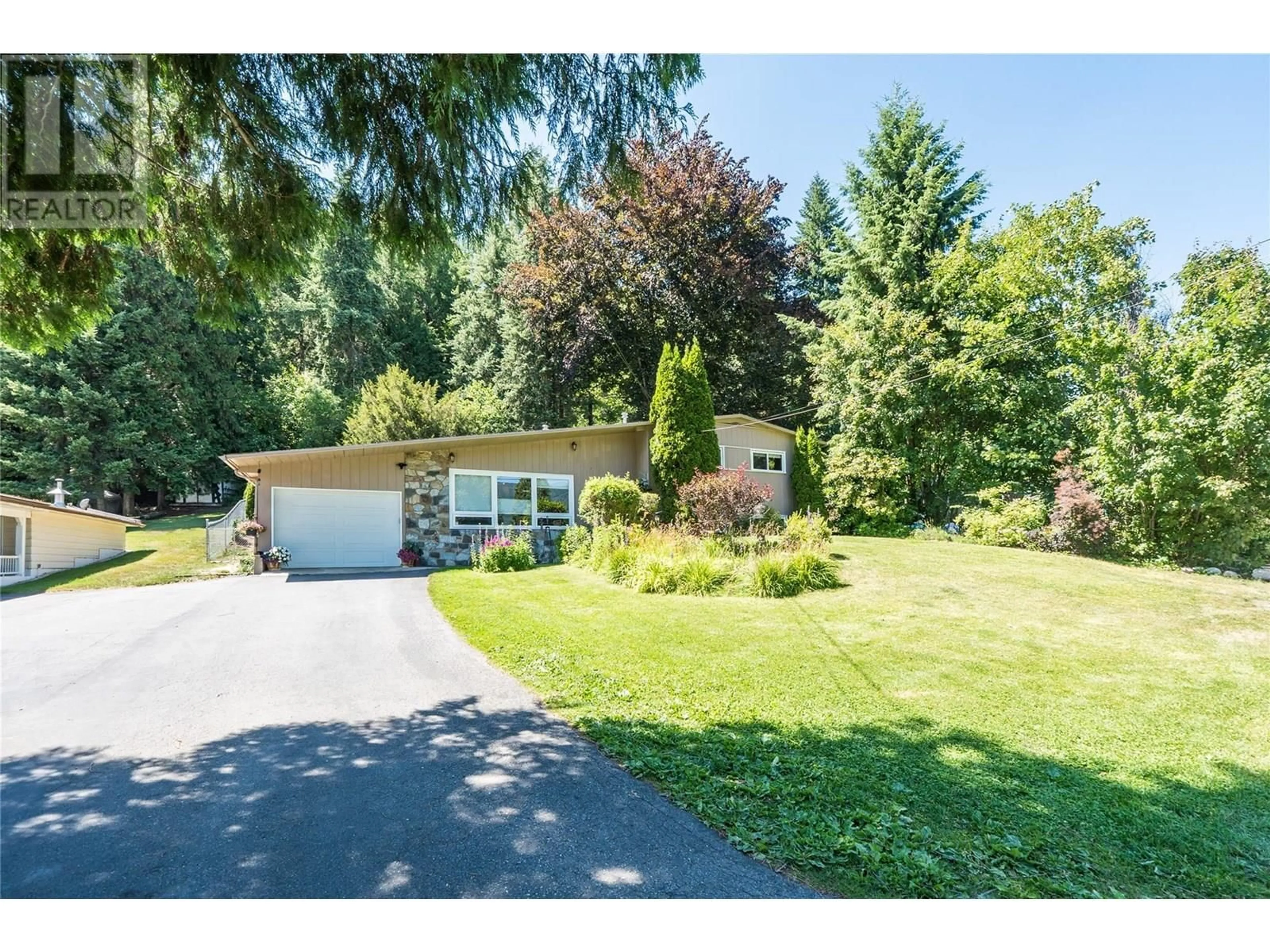 A pic from outside/outdoor area/front of a property/back of a property/a pic from drone, unknown for 2604 10TH AVENUE, Castlegar British Columbia V1N3A2