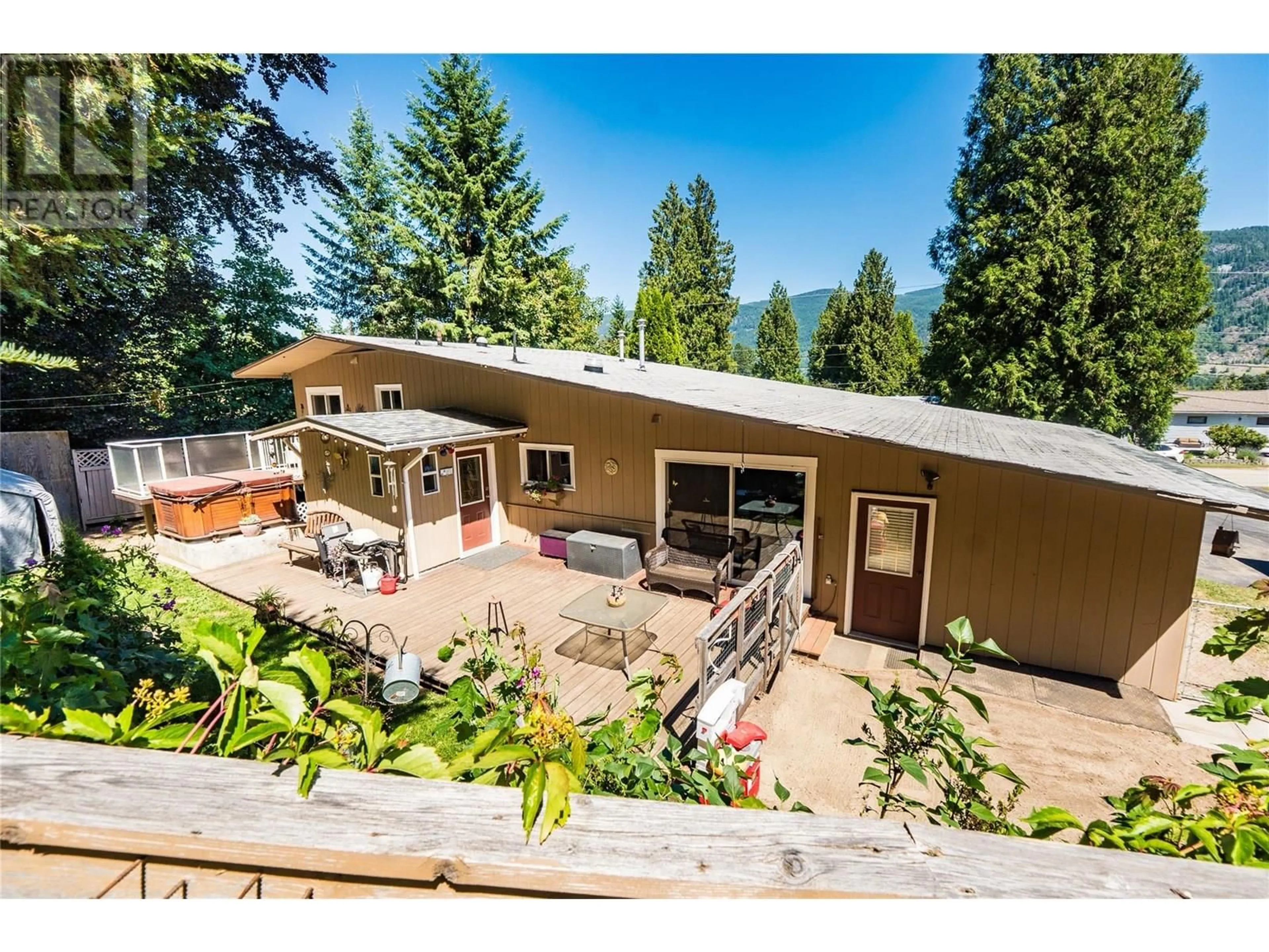 A pic from outside/outdoor area/front of a property/back of a property/a pic from drone, unknown for 2604 10TH AVENUE, Castlegar British Columbia V1N3A2