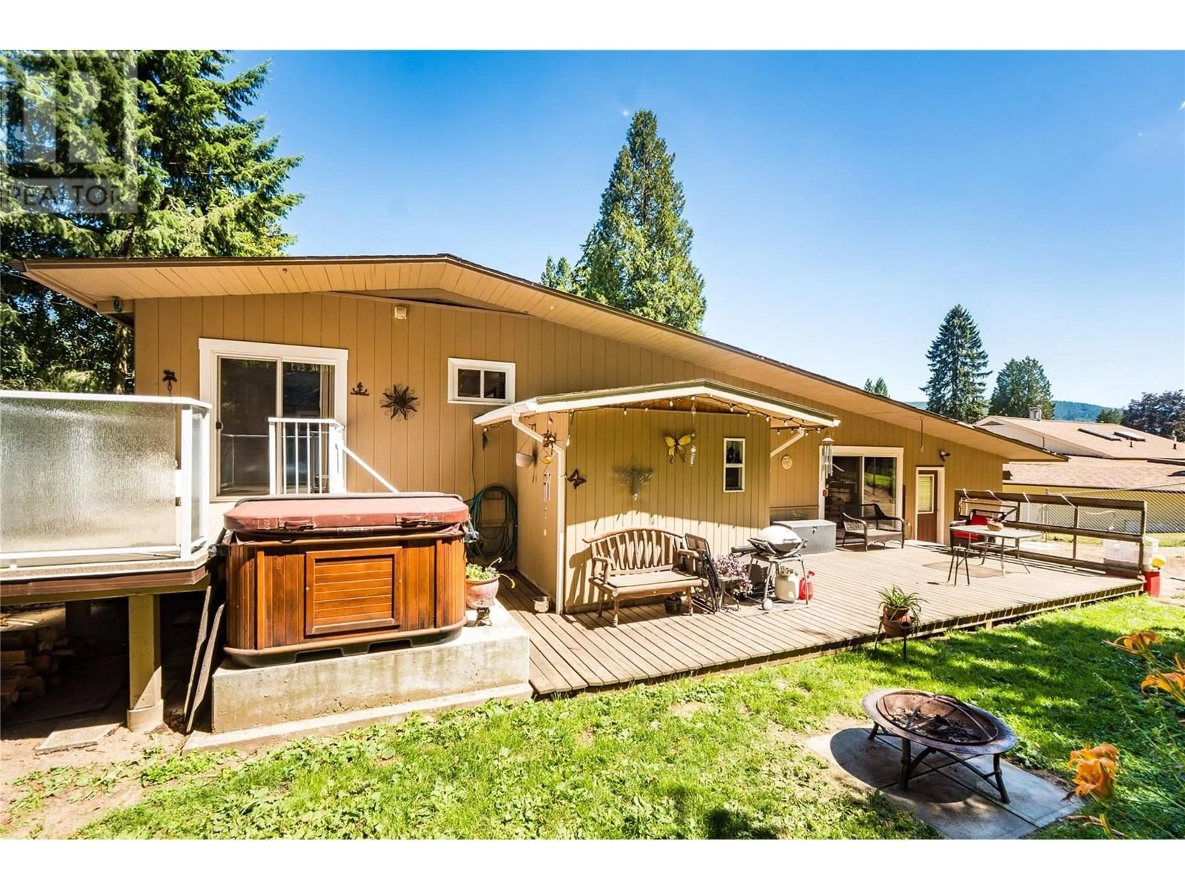 Patio, street for 2604 10TH AVENUE, Castlegar British Columbia V1N3A2
