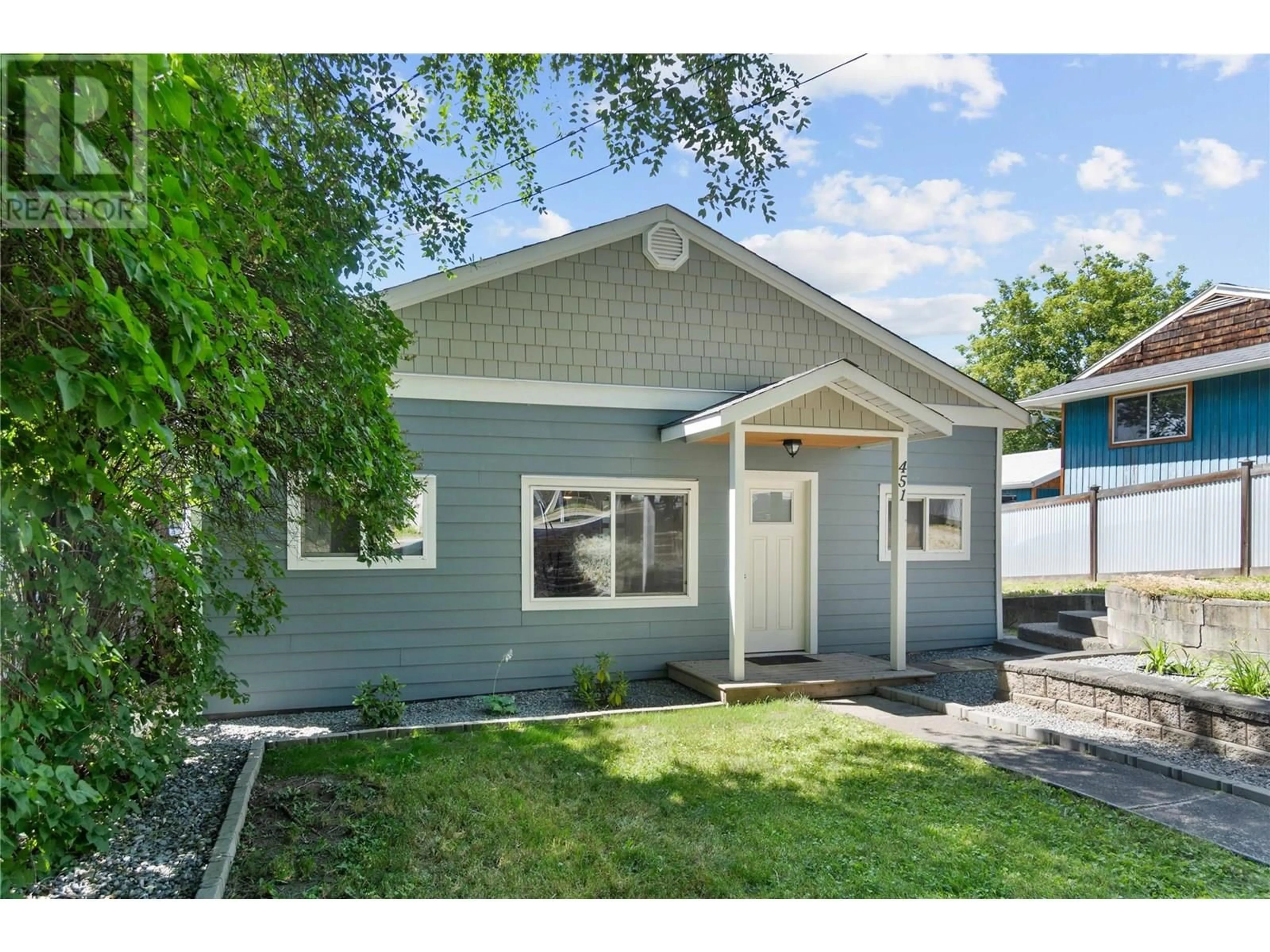Home with vinyl exterior material, street for 451 3 STREET SOUTHEAST, Salmon Arm British Columbia V1E4G6