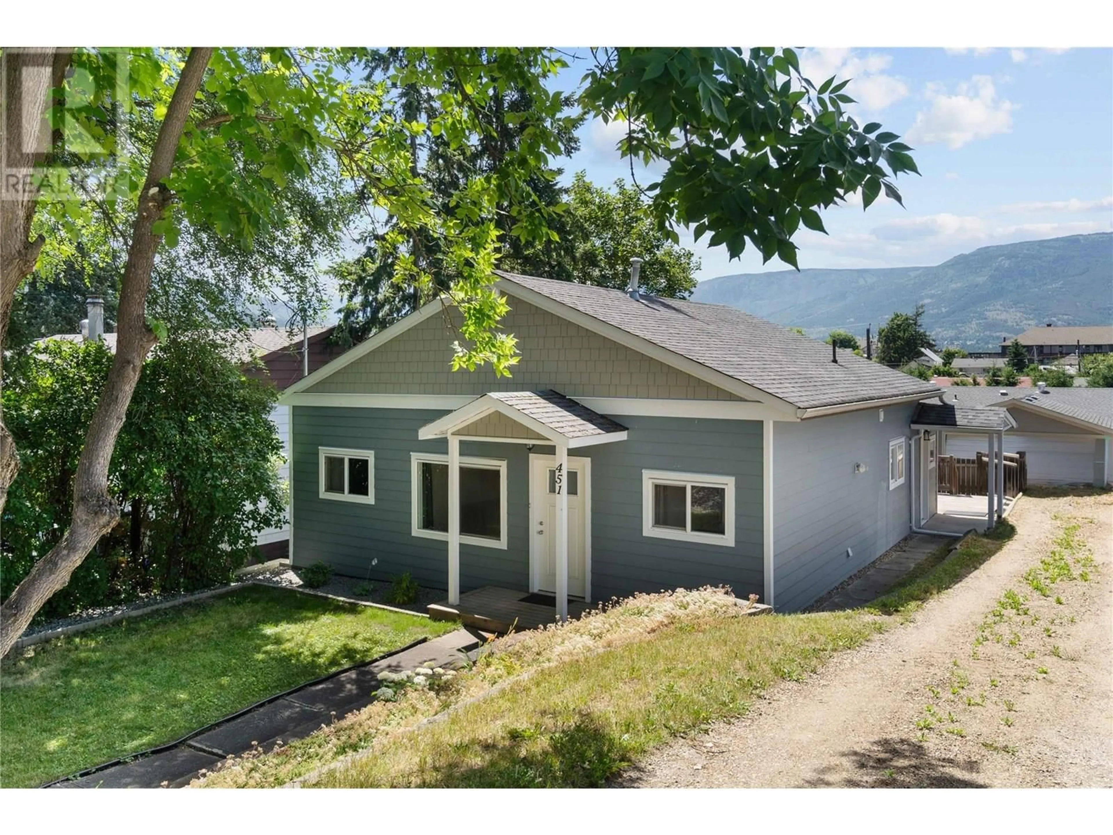 Home with vinyl exterior material, street for 451 3 STREET SOUTHEAST, Salmon Arm British Columbia V1E4G6