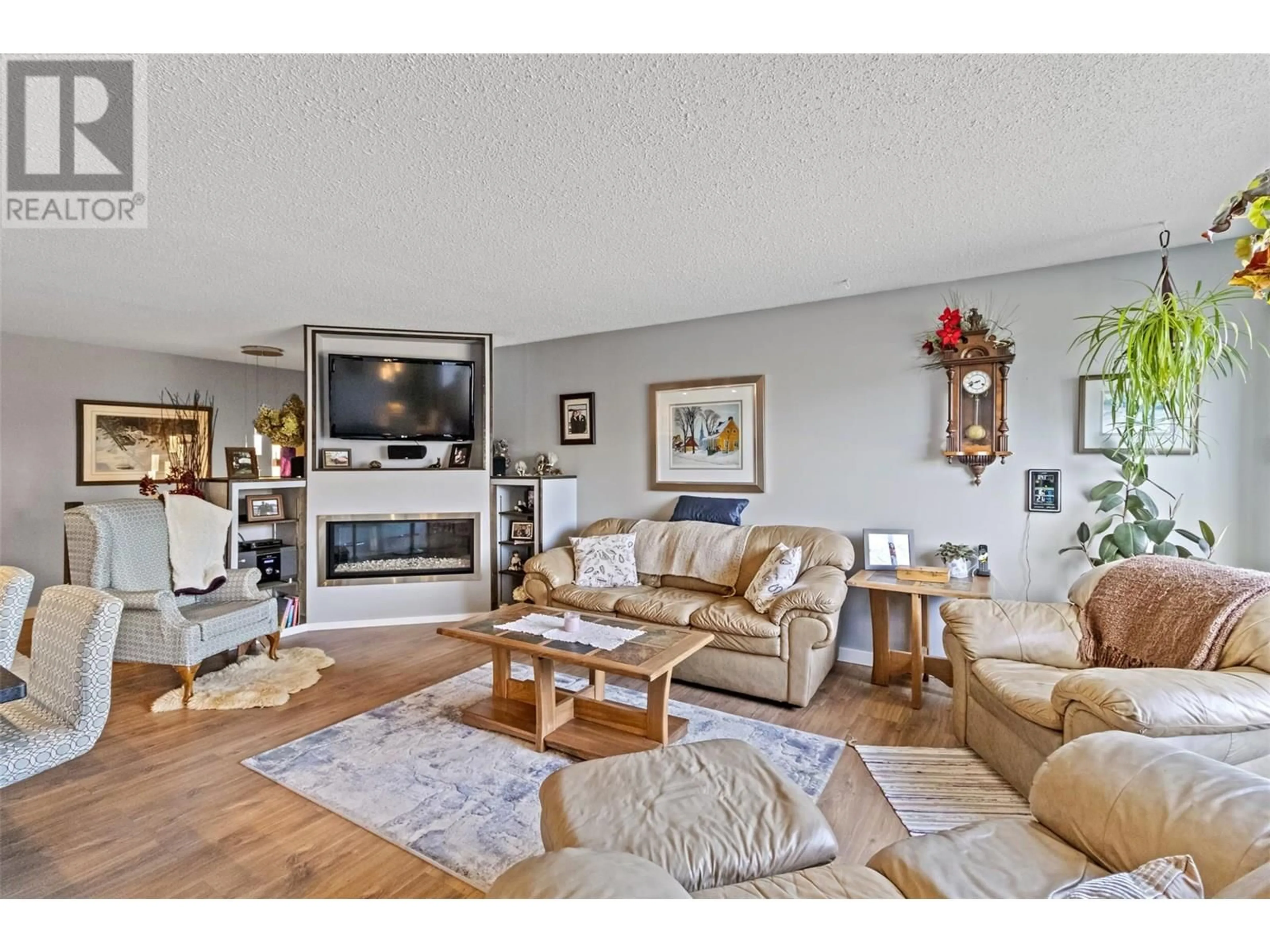 Living room with furniture, wood/laminate floor for 224 CYPRESS AVENUE, Kamloops British Columbia V2H1T7