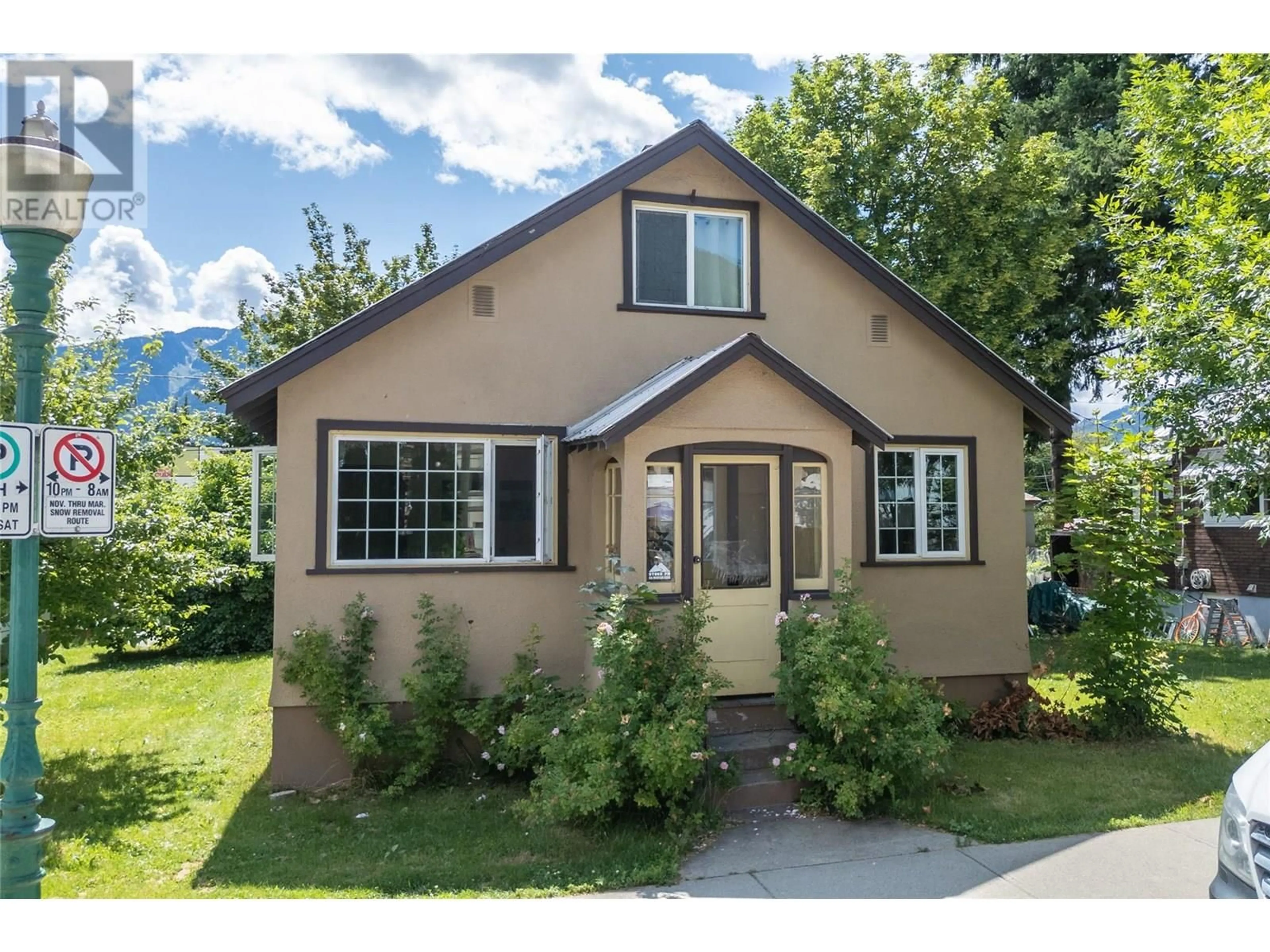 Home with vinyl exterior material, street for 303 SECOND STREET WEST, Revelstoke British Columbia V0E2S0
