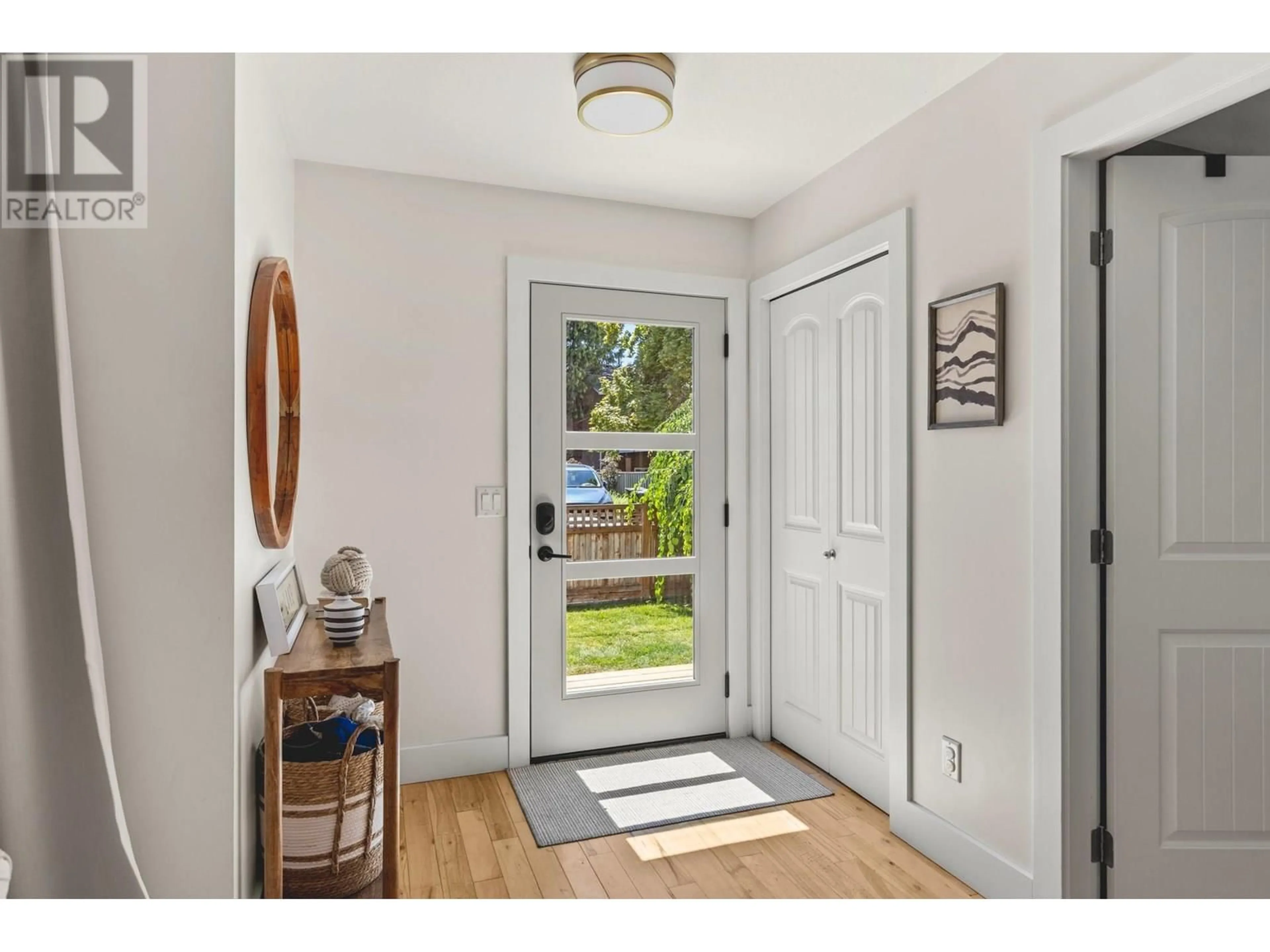 Indoor entryway for 627 BIRCH AVENUE, Kelowna British Columbia V1Y5H2