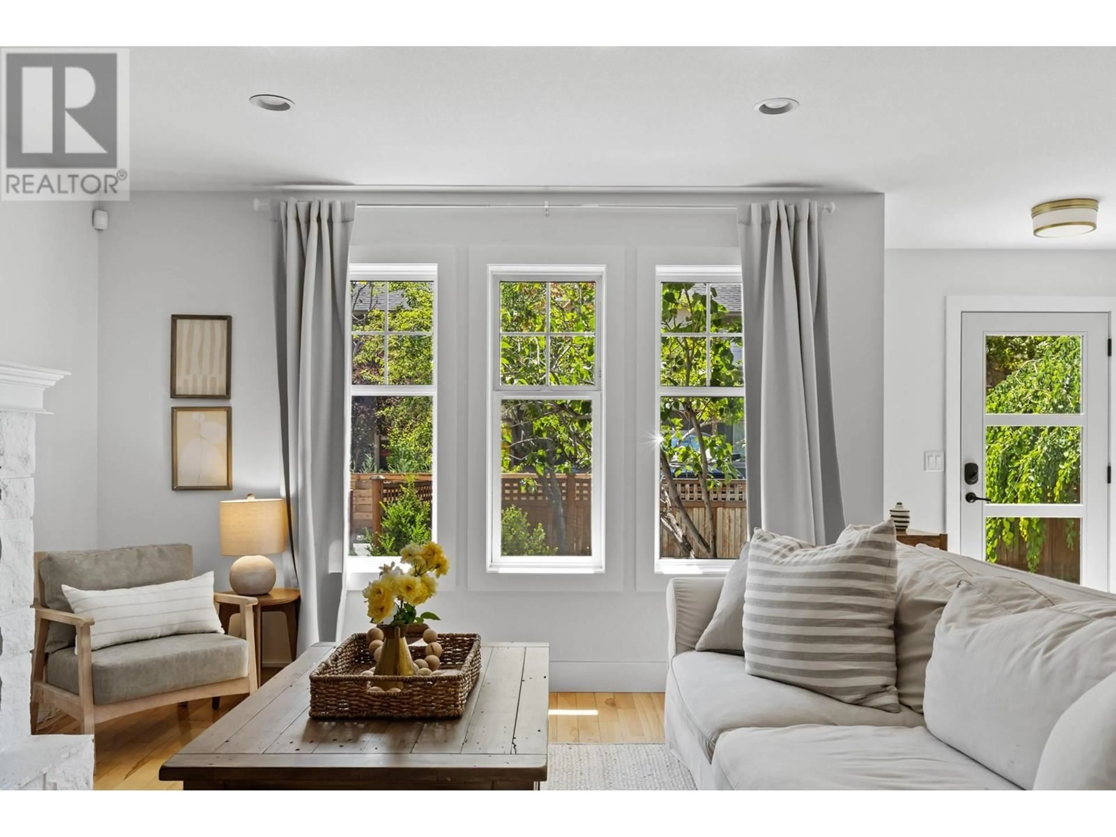 Living room with furniture, unknown for 627 BIRCH AVENUE, Kelowna British Columbia V1Y5H2