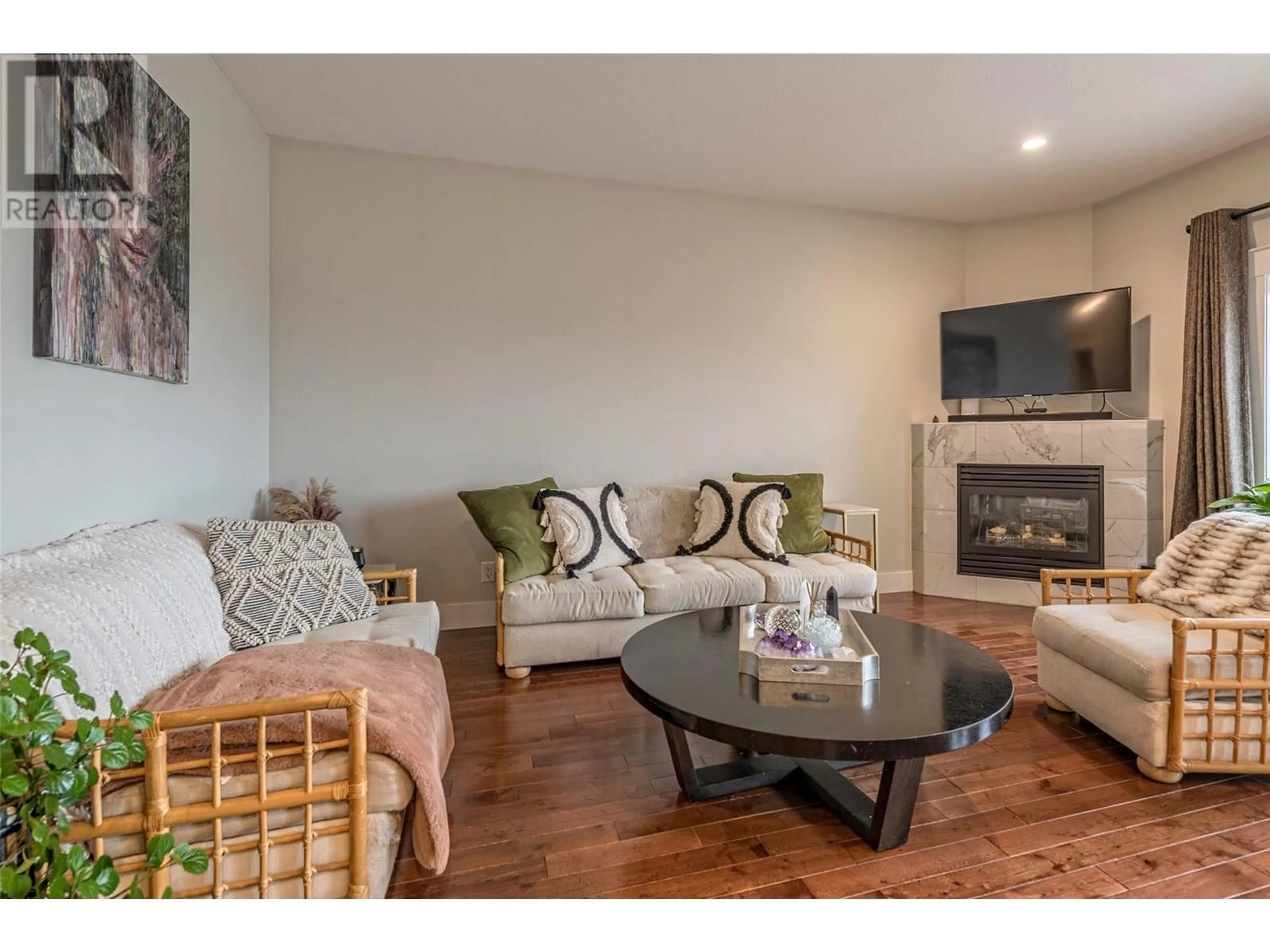 Living room with furniture, wood/laminate floor for 7 - 4724 HERITAGE DRIVE, Vernon British Columbia V1T7V4
