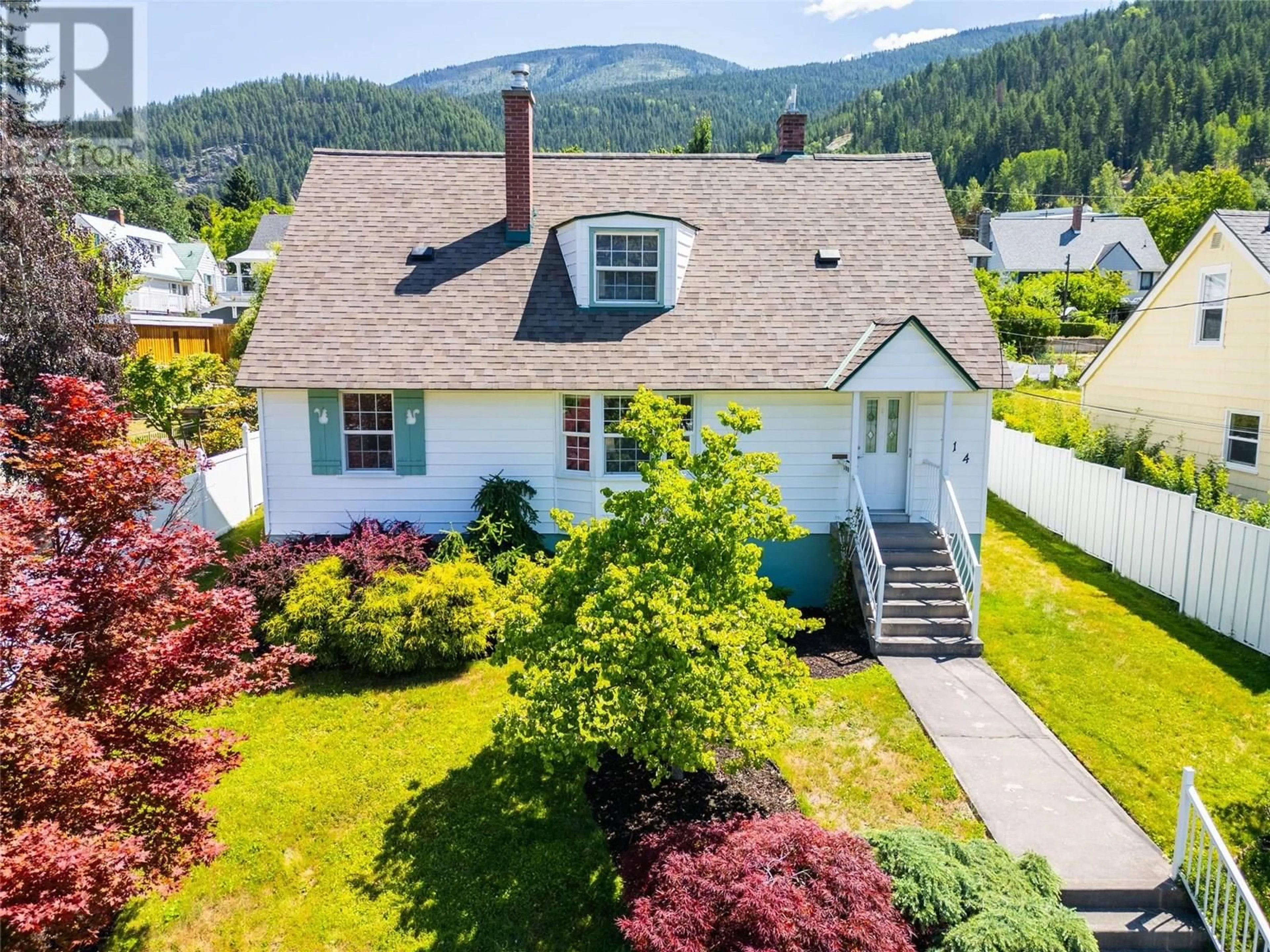 A pic from outside/outdoor area/front of a property/back of a property/a pic from drone, mountain view for 514 FOURTH STREET, Nelson British Columbia V1L2S5