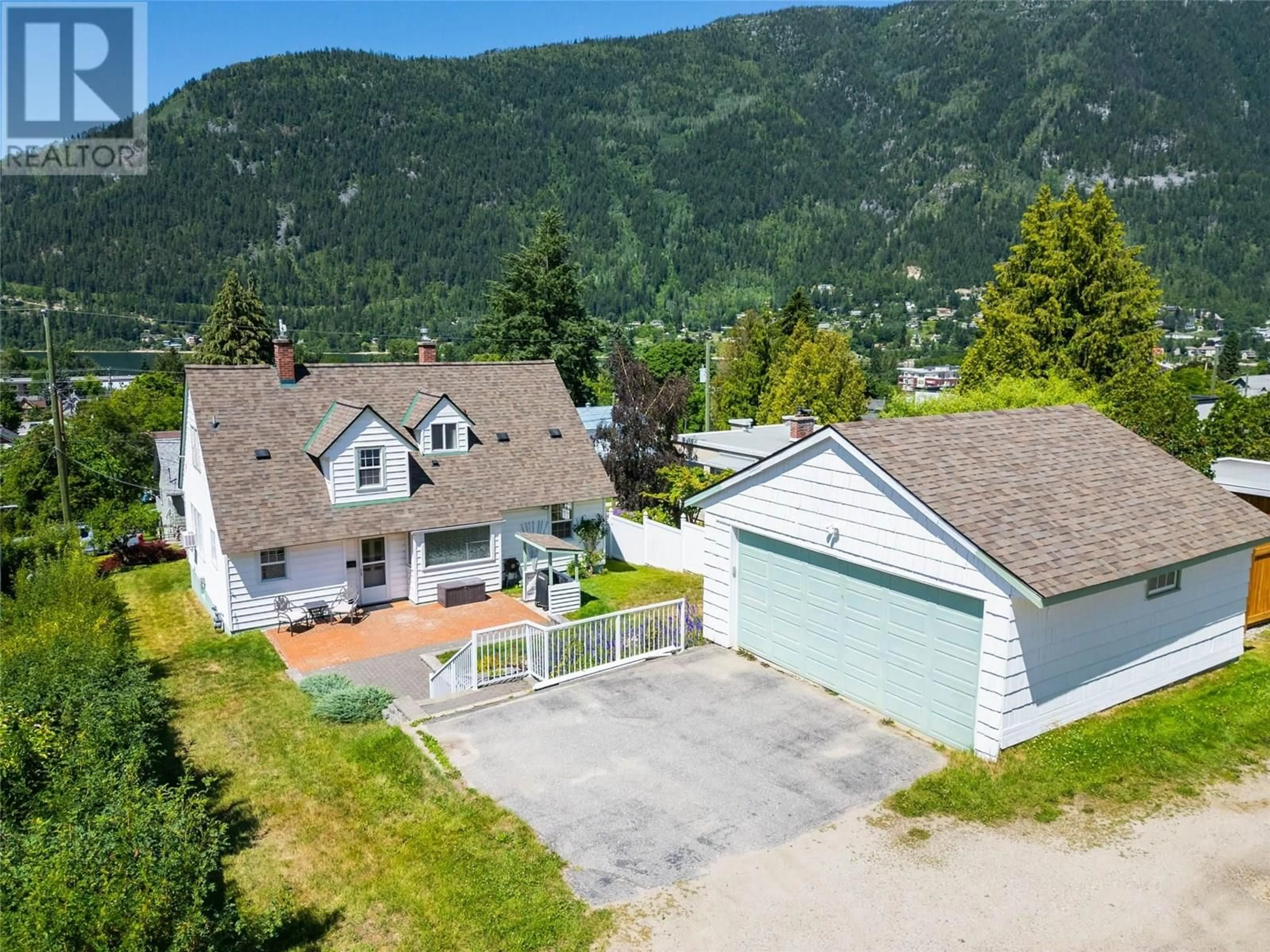 A pic from outside/outdoor area/front of a property/back of a property/a pic from drone, mountain view for 514 FOURTH STREET, Nelson British Columbia V1L2S5