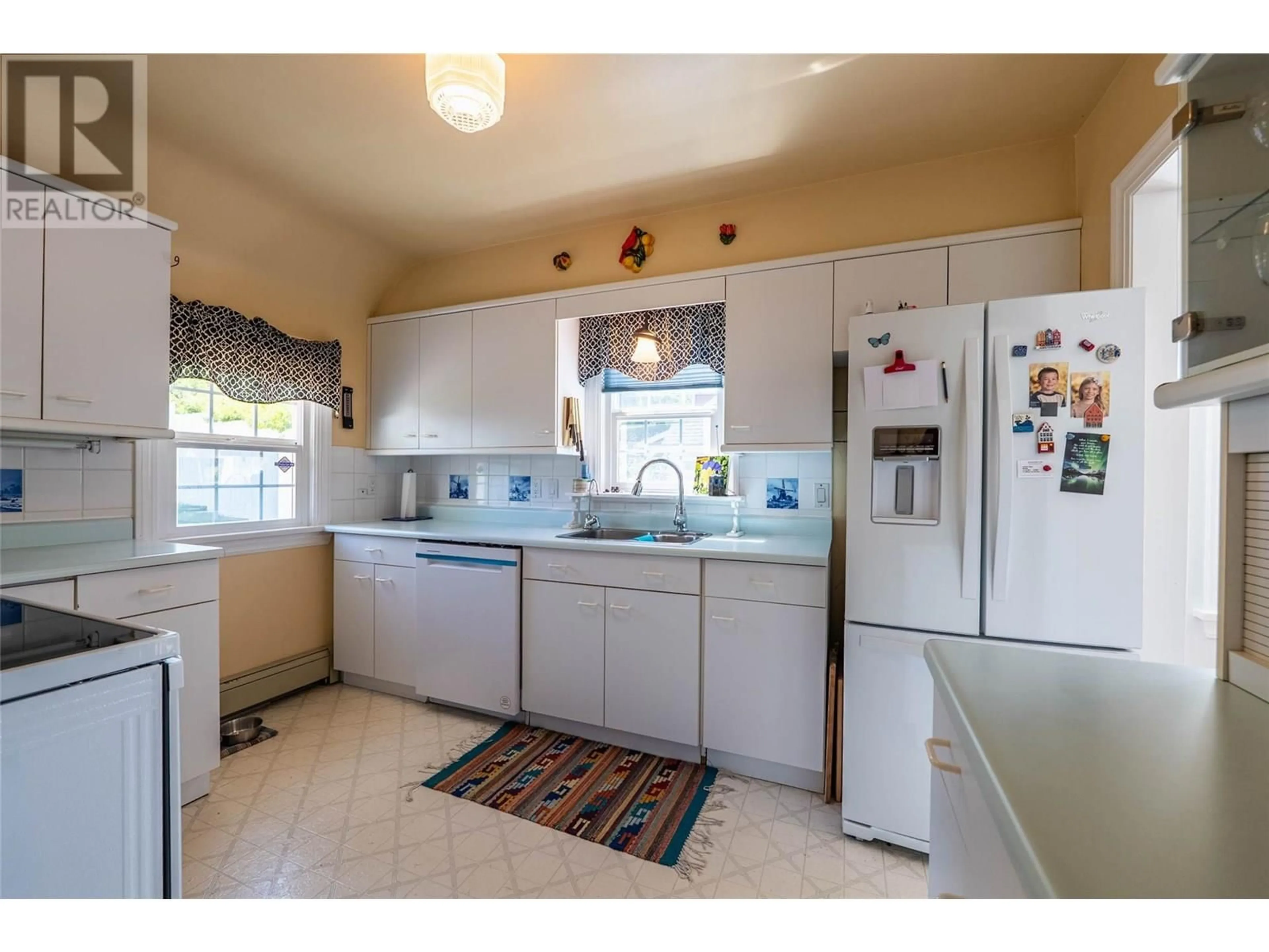 Standard kitchen, ceramic/tile floor for 514 FOURTH STREET, Nelson British Columbia V1L2S5