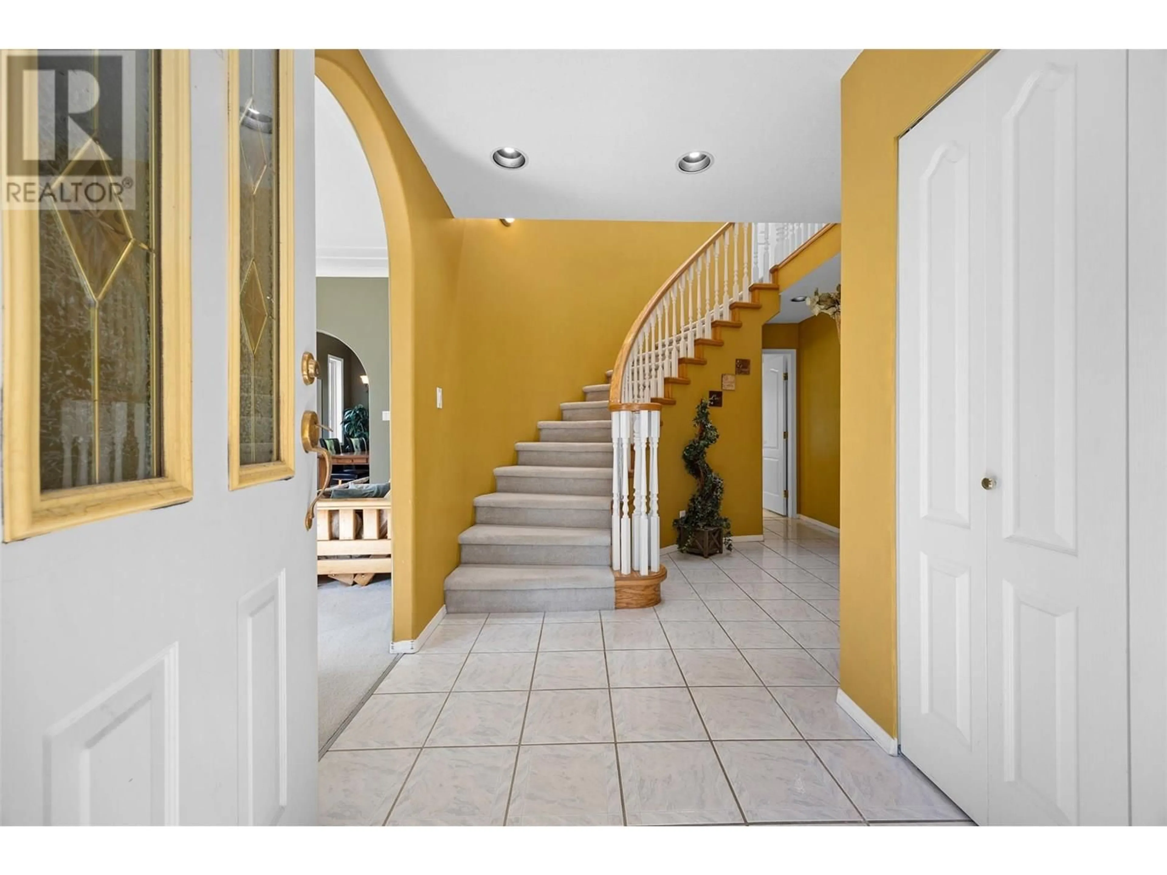 Indoor foyer for 6411 NEWTON ROAD, Summerland British Columbia V0H1Z7